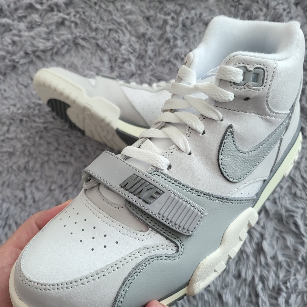 Nike Air Trainer 1 Photon Dust and Light Smoke 착용 스타일