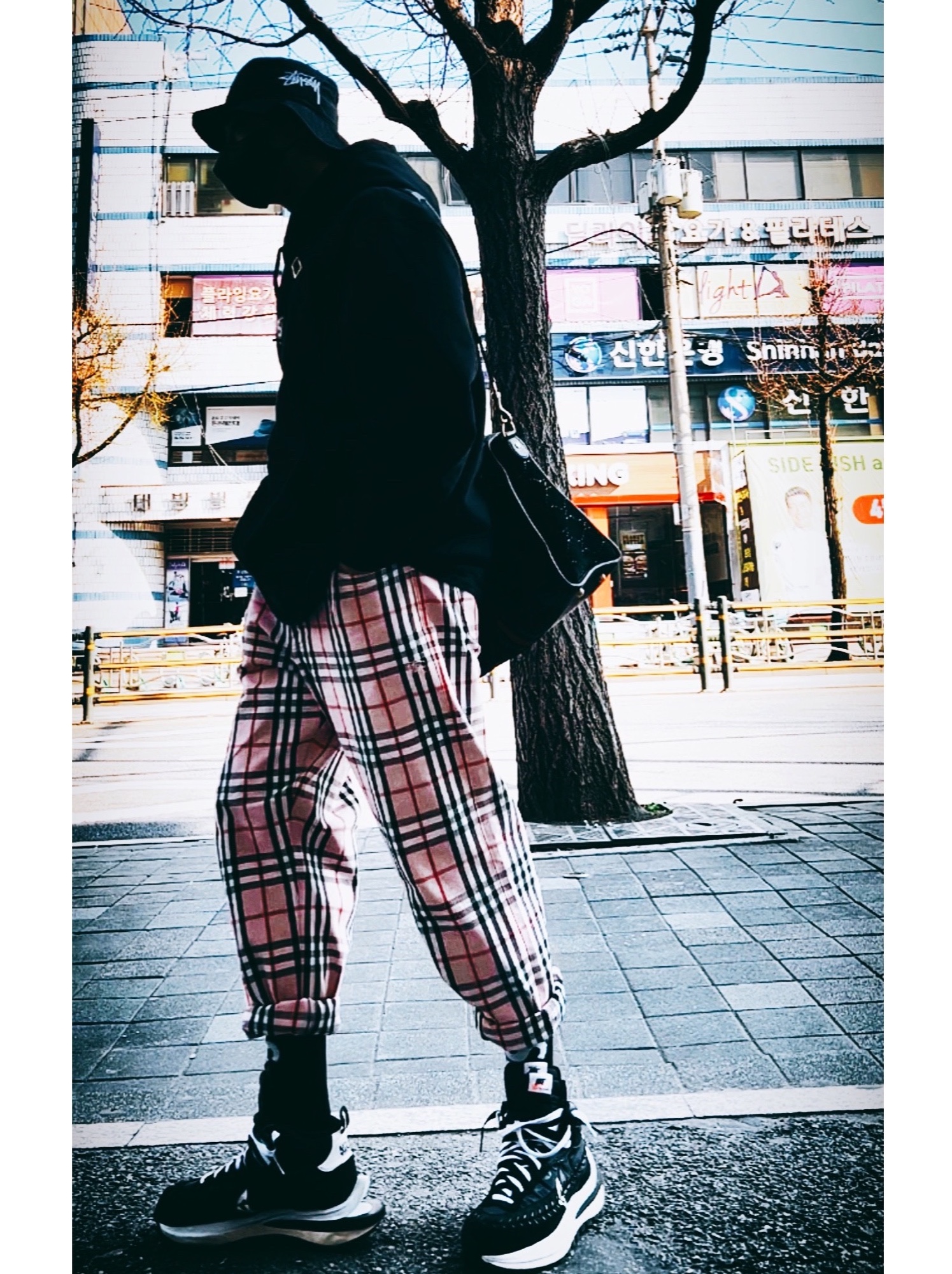 Nike x Stussy Bucket Hat Black, Supreme x Burberry Box Logo Hooded Sweatshirt Black - 22SS 착용 스타일 - 1