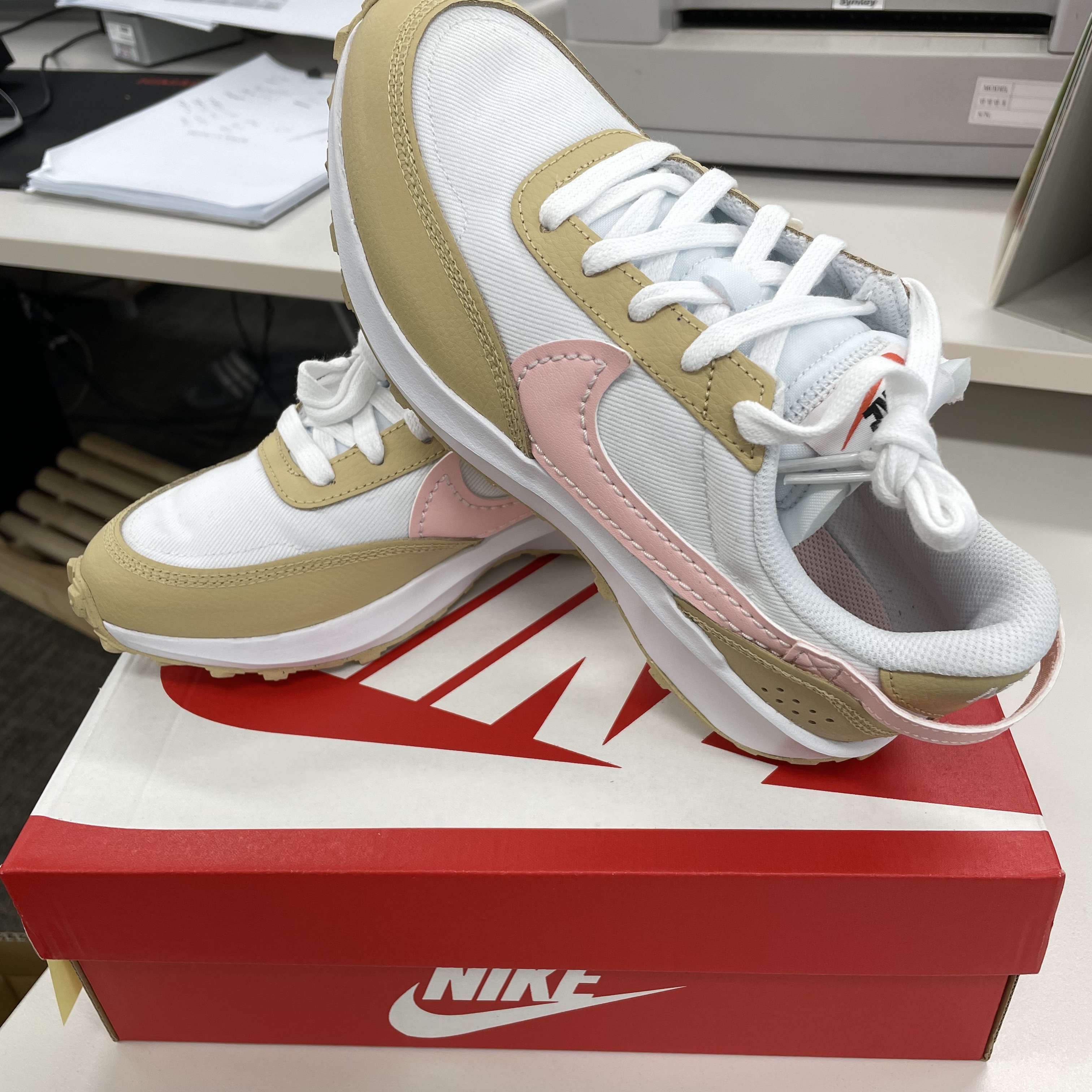 Nike Waffle Debut White Sesame 착용 스타일 - 1