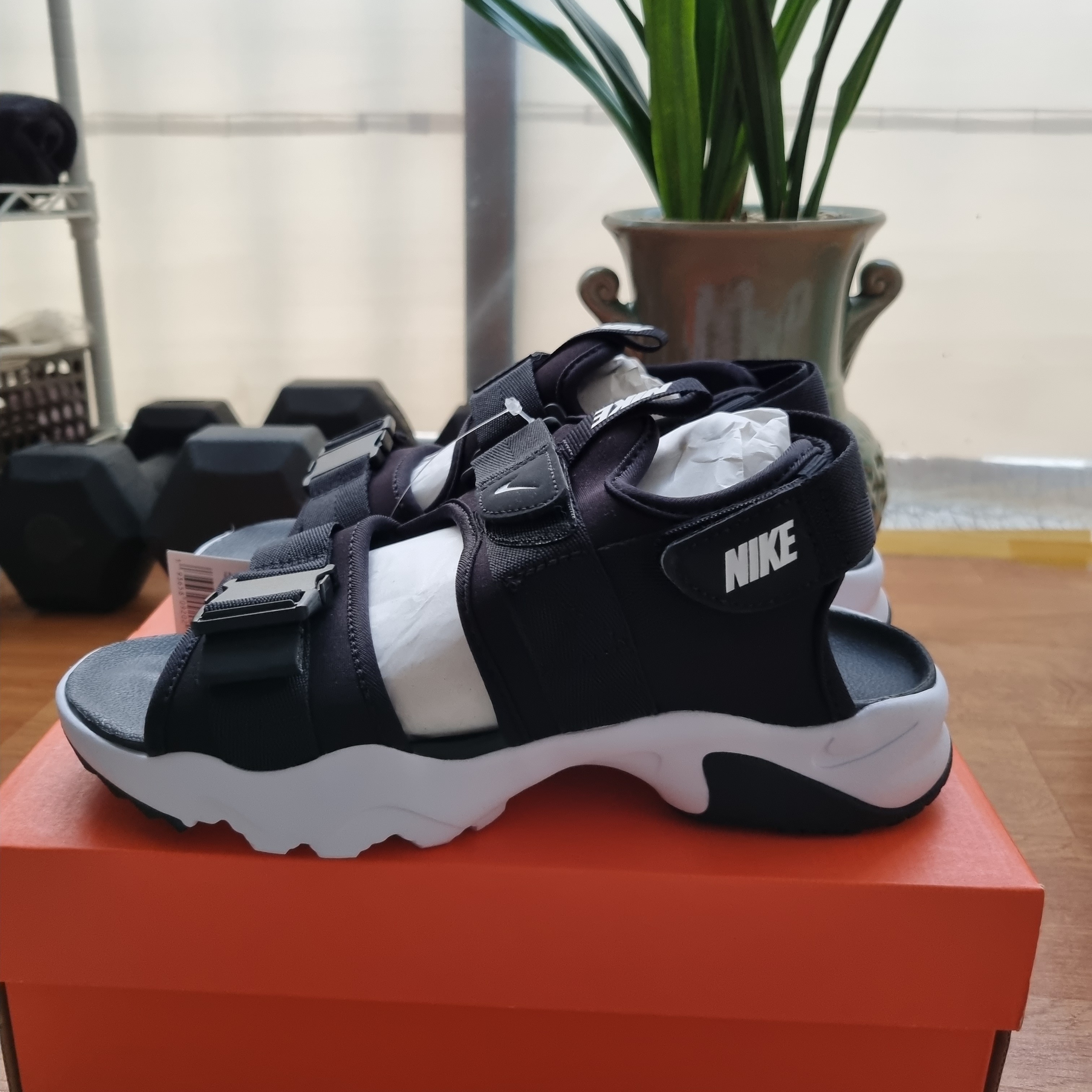 (W) Nike Canyon Sandal Black 착용 스타일 - 1