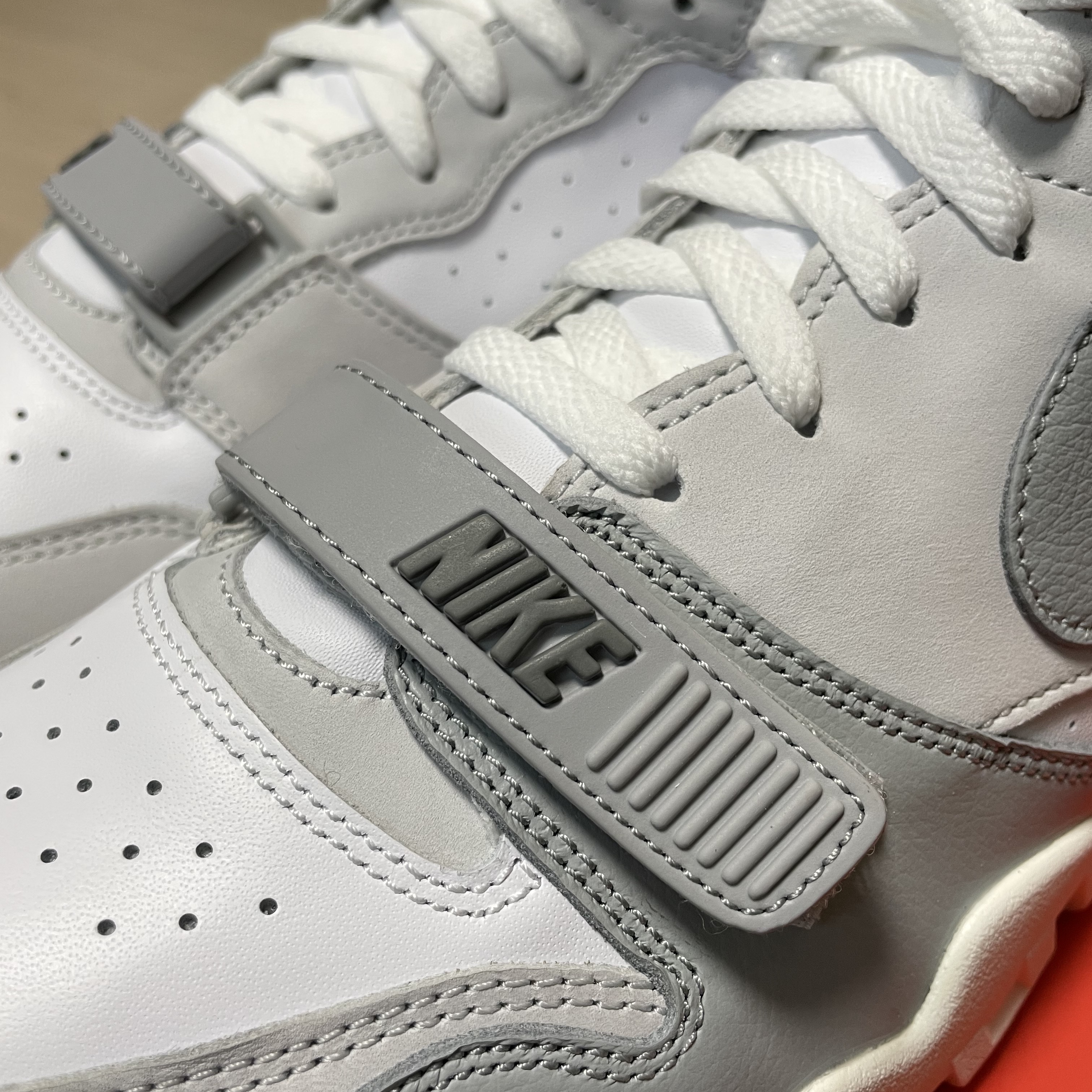 Nike Air Trainer 1 Photon Dust and Light Smoke 착용 스타일 - 1