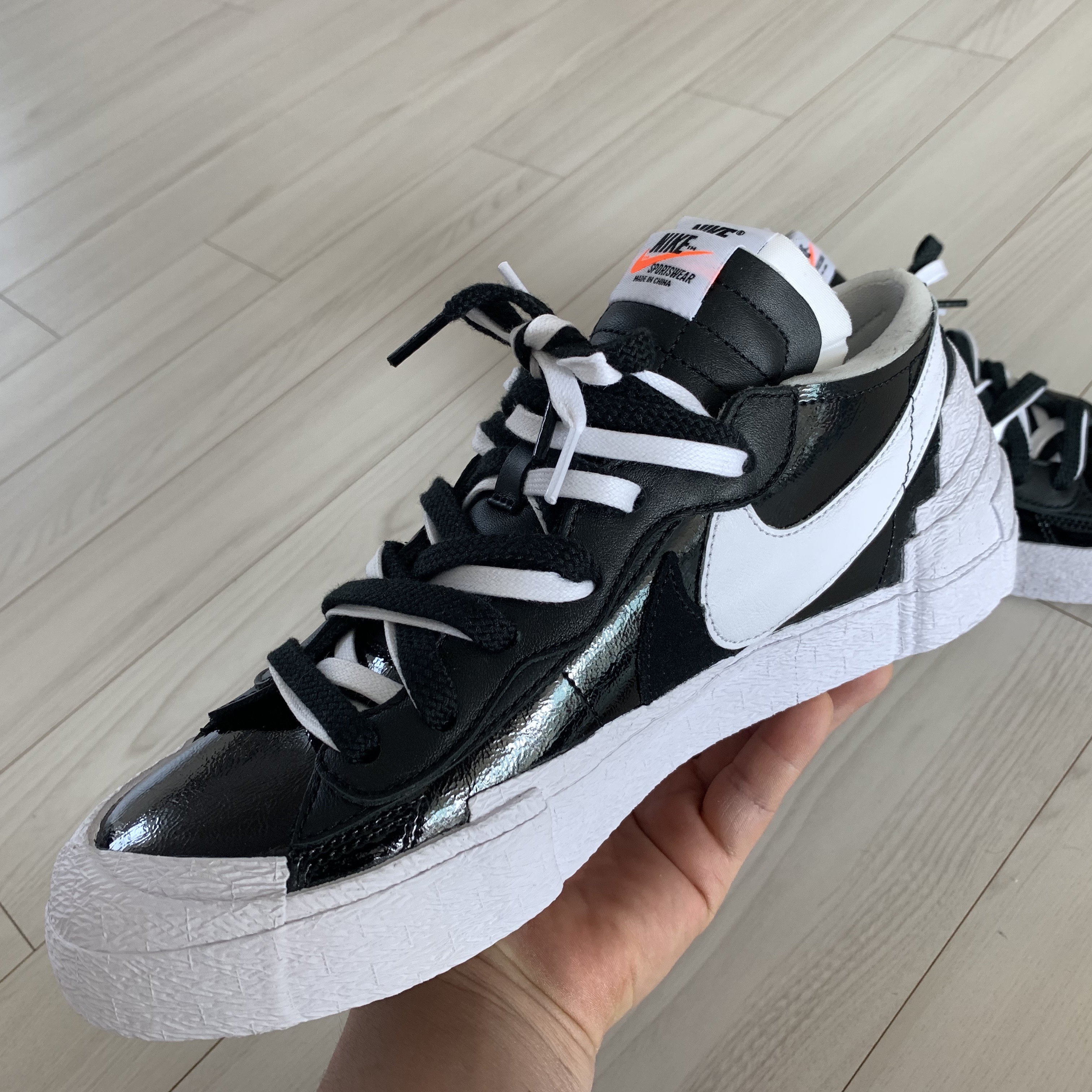 Nike x Sacai Blazer Low Black Patent Leather 착용 스타일 - 2