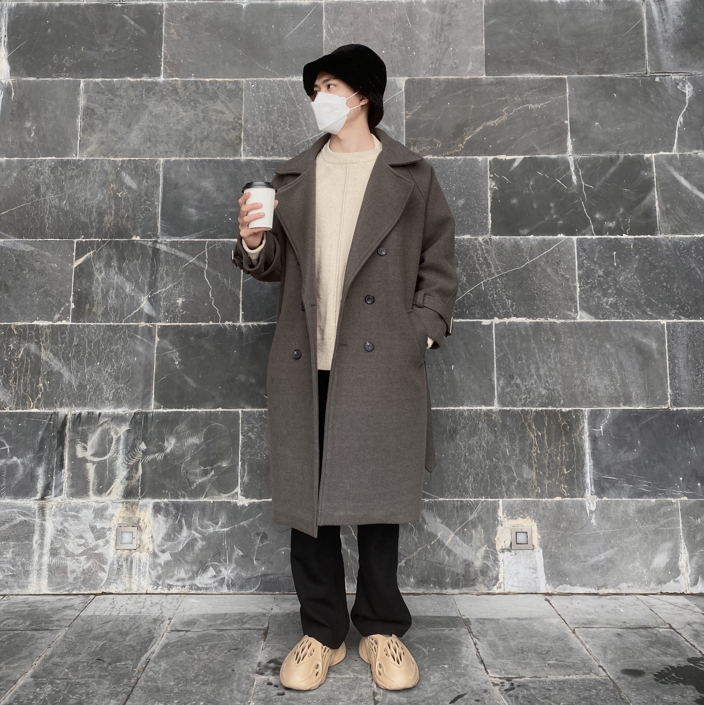 Adidas Yeezy Foam RNNR Ochre 착용 스타일
