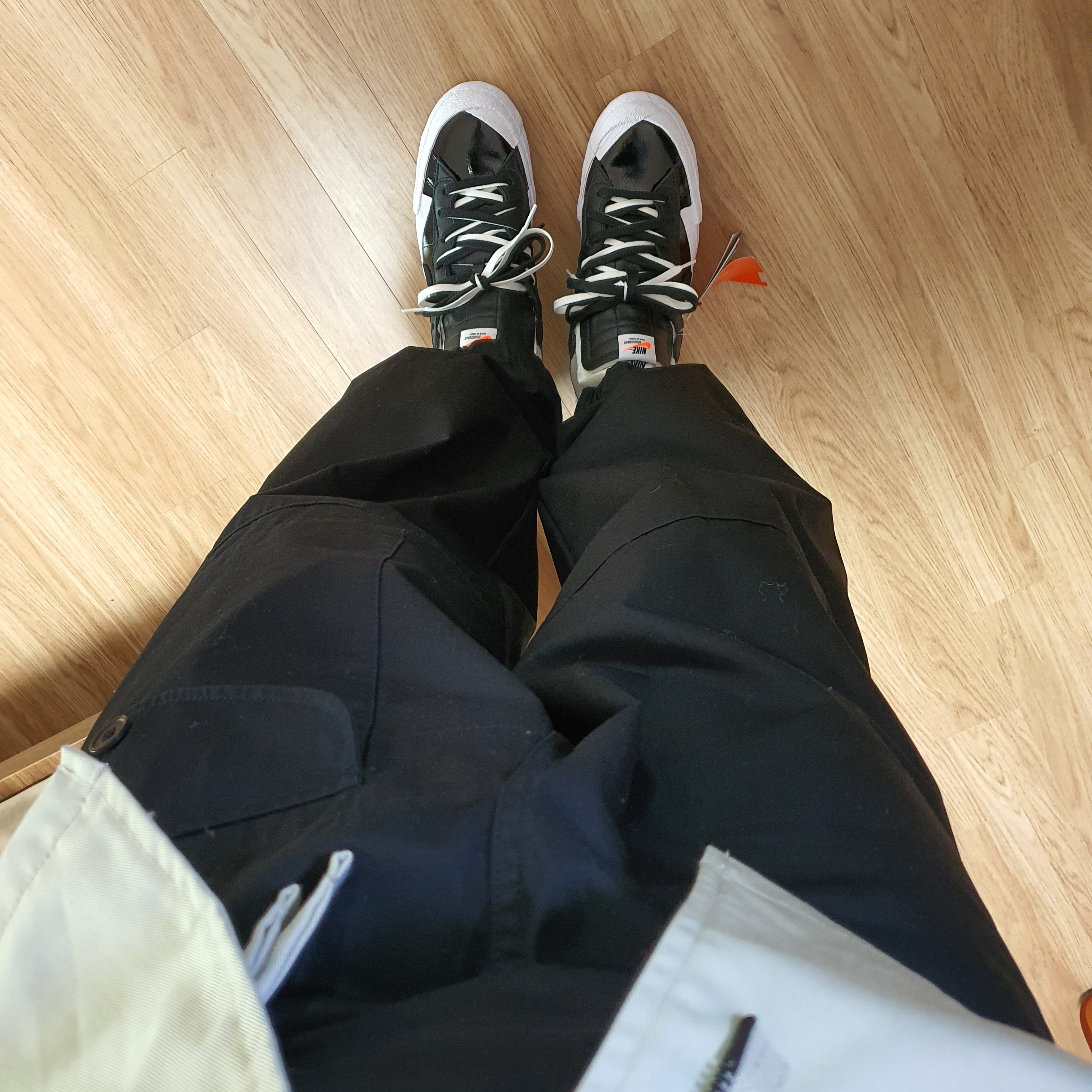 Nike x Sacai Blazer Low Black Patent Leather 착용 스타일 - 1