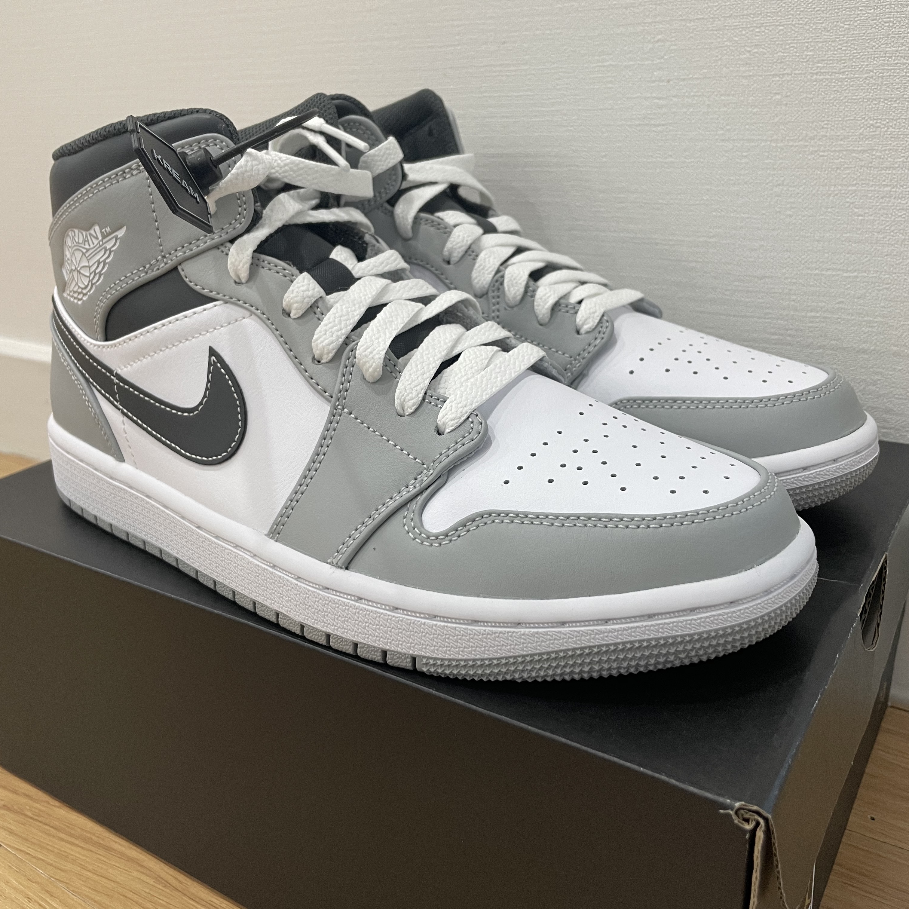 Jordan 1 Mid Light Smoke Grey Anthracite 착용 스타일 - 1