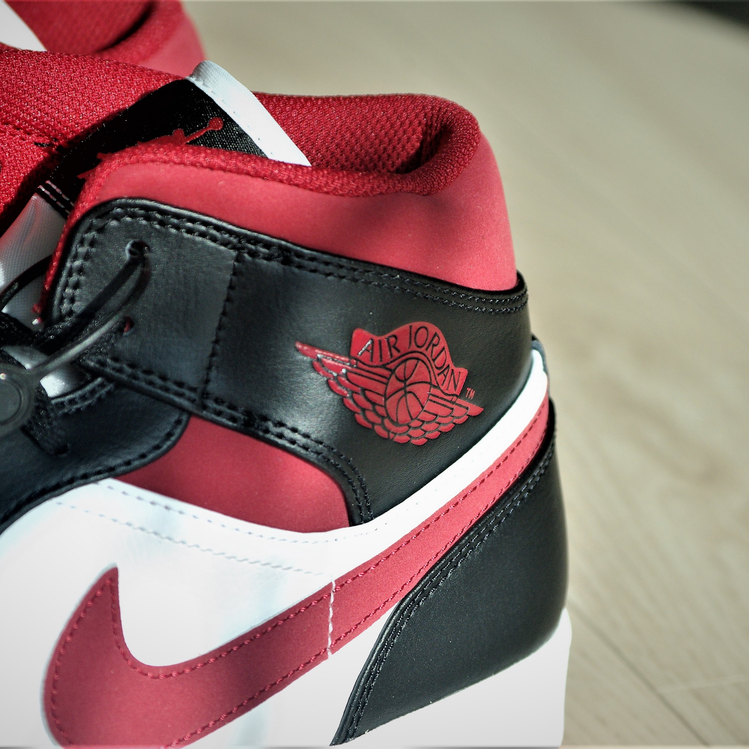 Jordan 1 Mid Gym Red Black White 착용 스타일 - 2