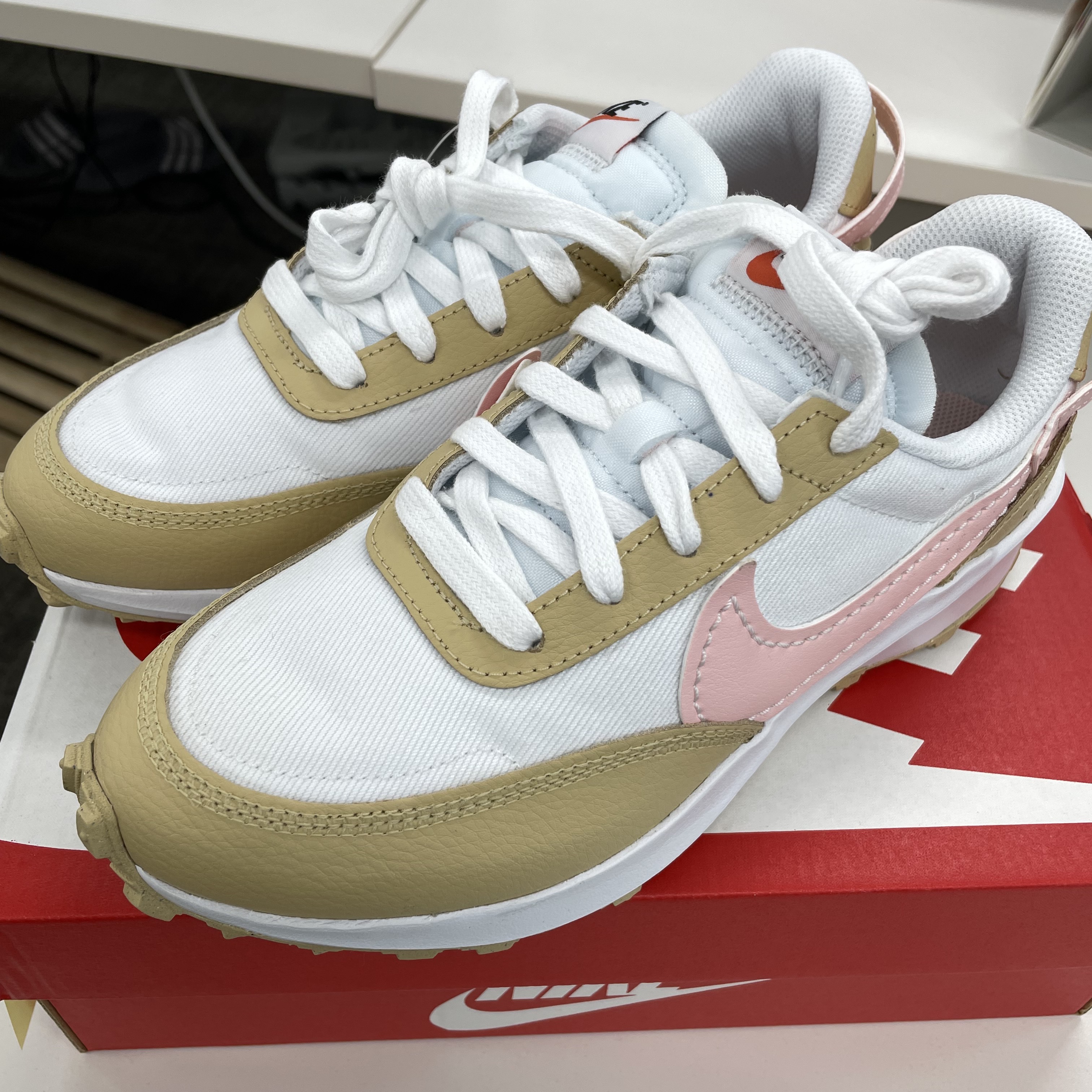 Nike Waffle Debut White Sesame 착용 스타일 - 2