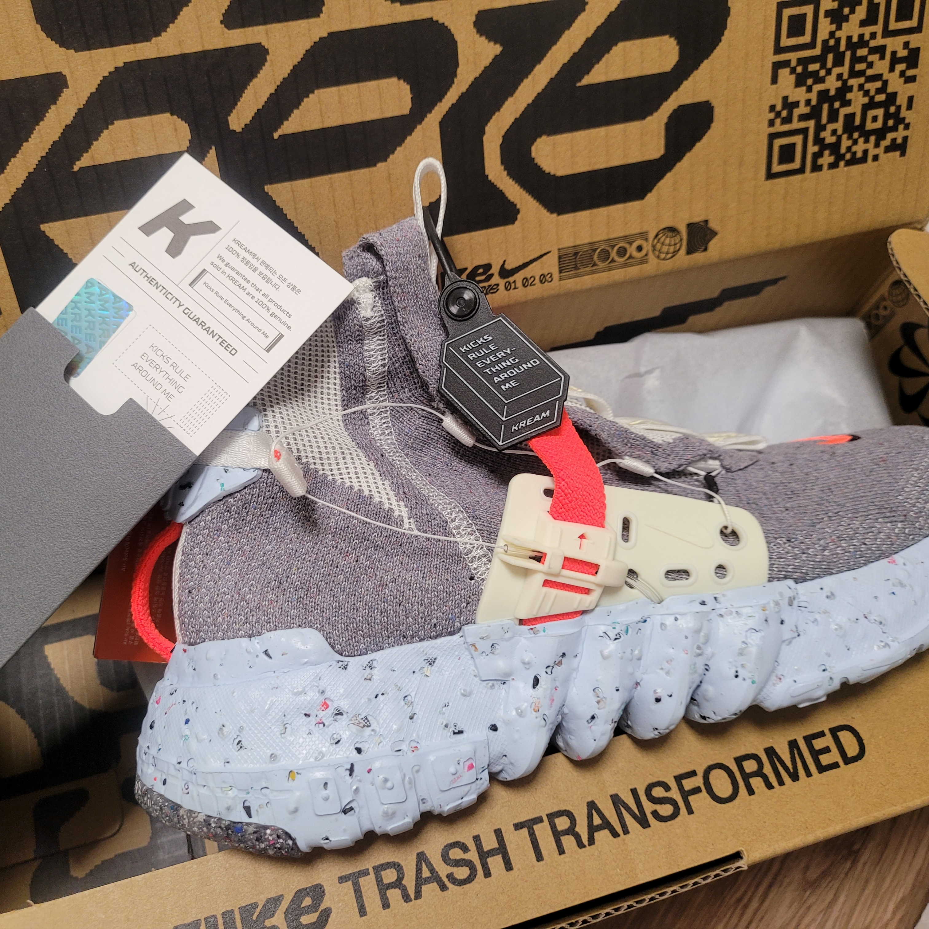 Nike Space Hippie 03 Vast Grey Hyper Crimson 착용 스타일 - 2