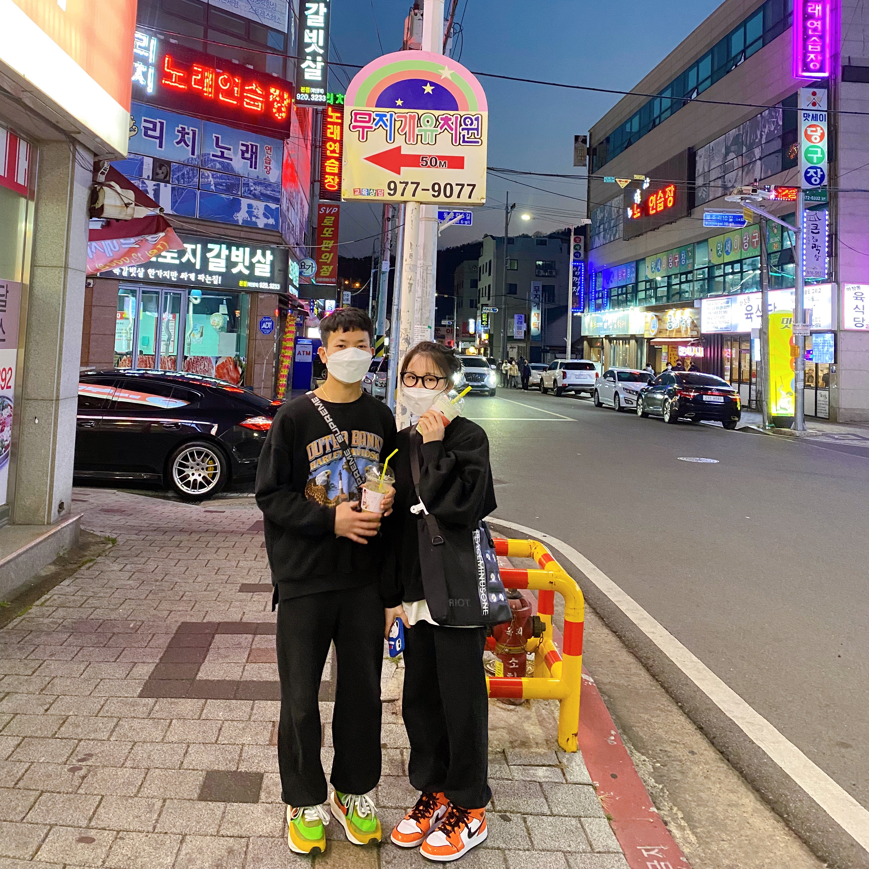 Nike x Sacai LDWaffle Green Multi, Jordan 1 Mid SE Turf Orange 착용 스타일