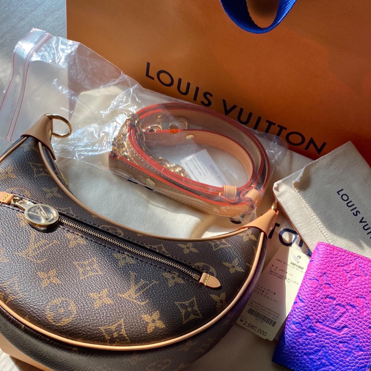 Louis Vuitton Loop Monogram, Louis Vuitton Pocket Organizer Taurillon Monogram Bleu Rose 착용 스타일 - 1