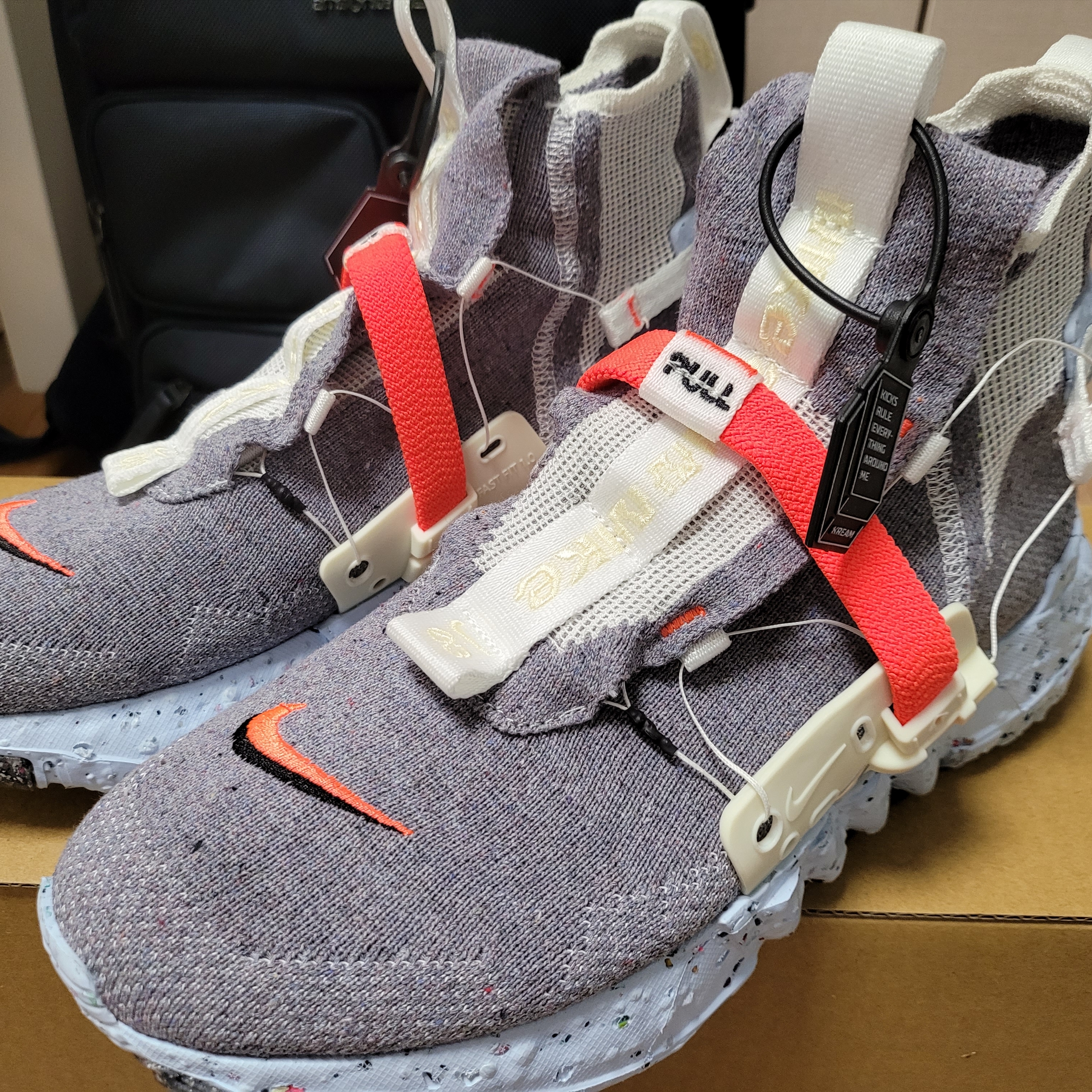 Nike Space Hippie 03 Vast Grey Hyper Crimson 착용 스타일 - 1