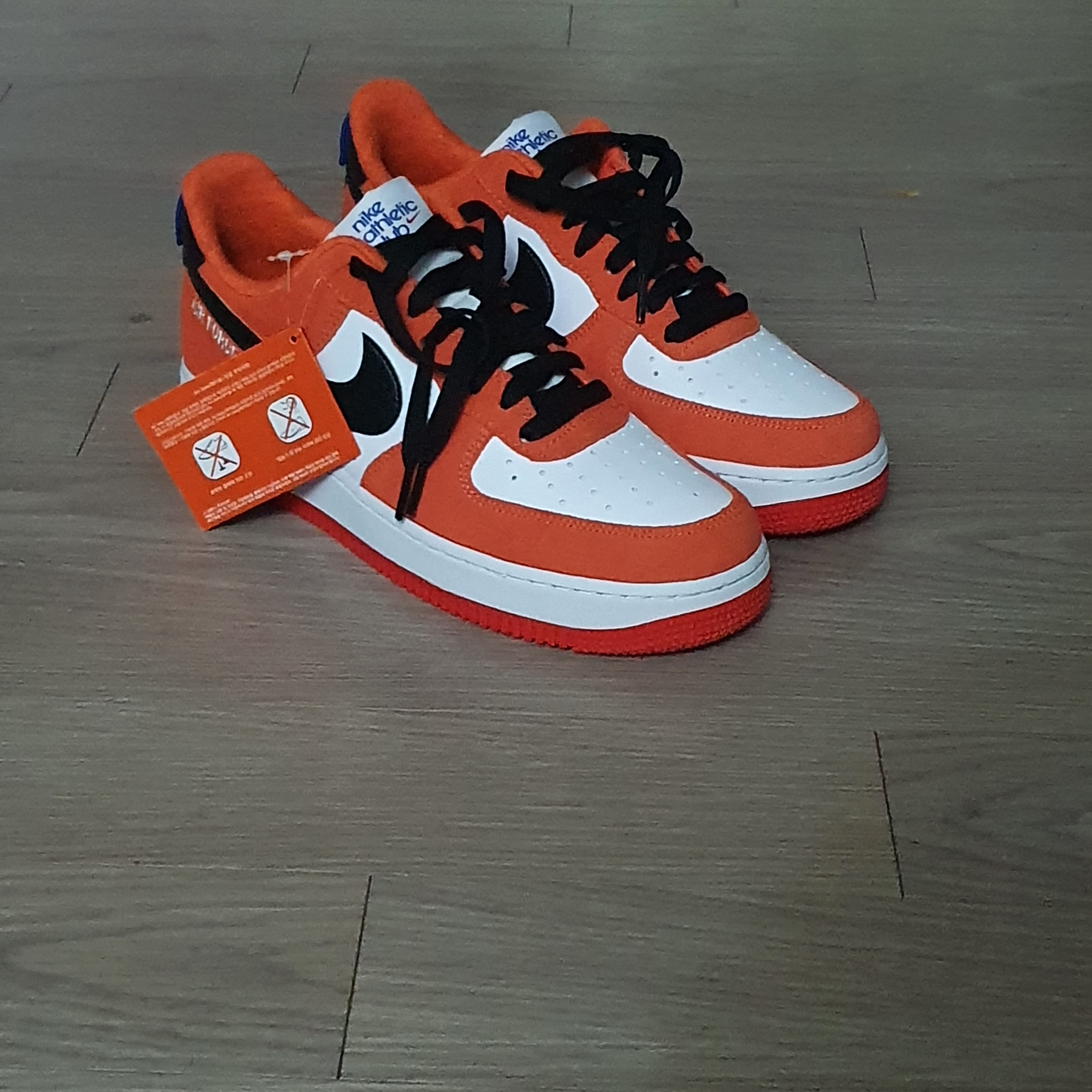 Nike Air Force 1 '07 LV8 Athletic Club Rush Orange Washed Teal 착용 스타일 - 2