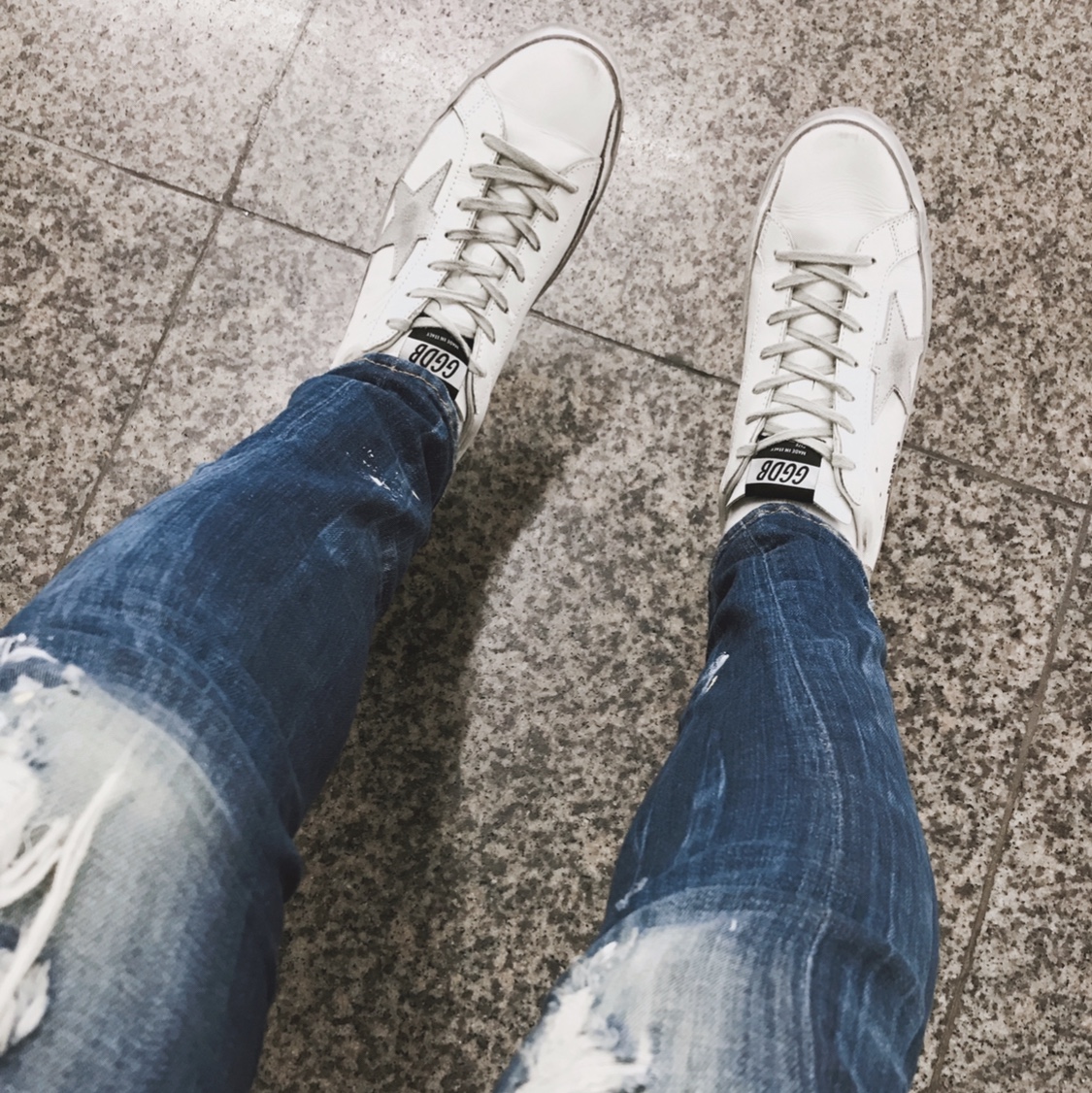 Golden Goose Superstar White Silver Heel Tab Sneakers 착용 스타일