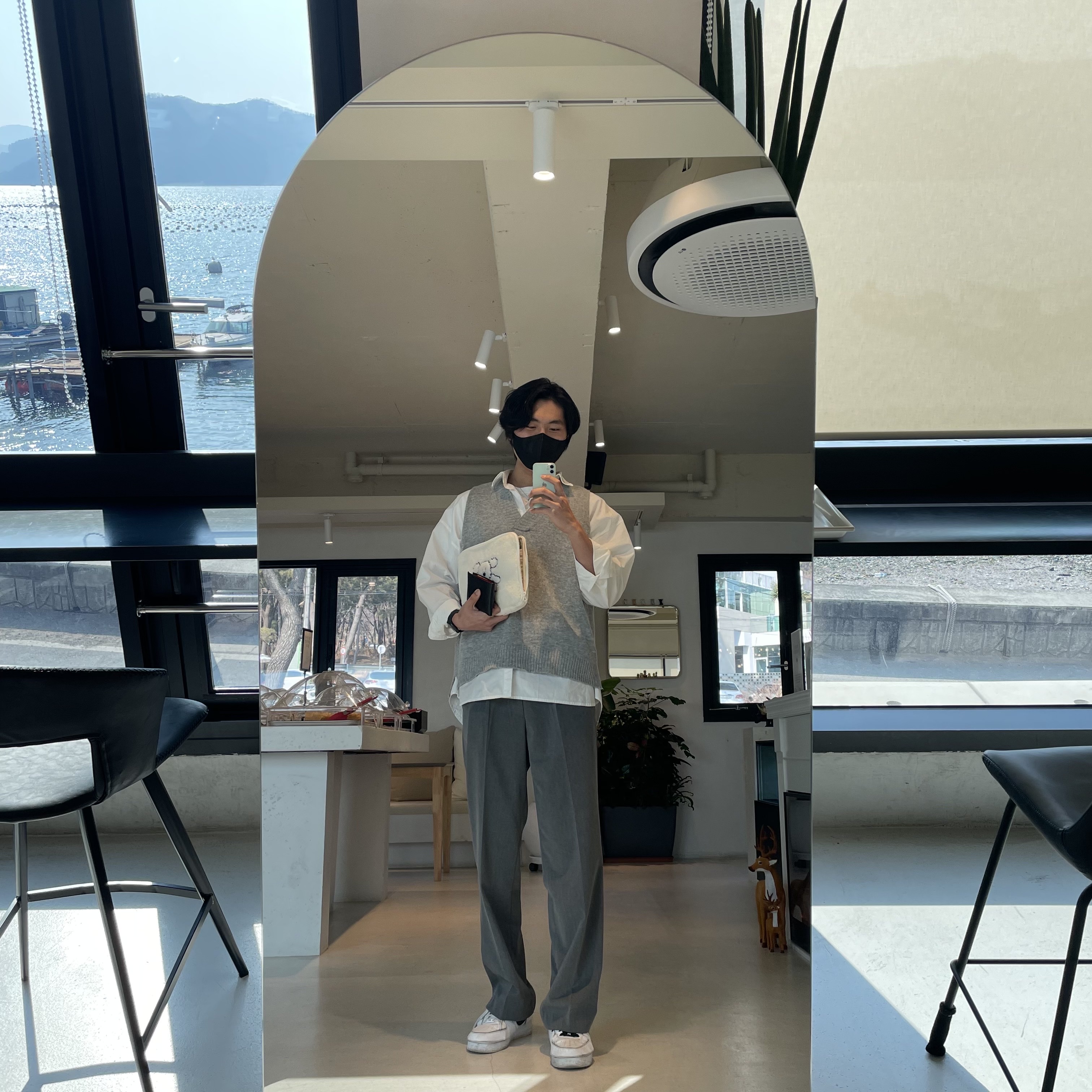 Nike Air Force 1/1 Triple White, Apple iPad Air 4th Gen Wifi 64GB Sky Blue (Korean Ver.) 착용 스타일