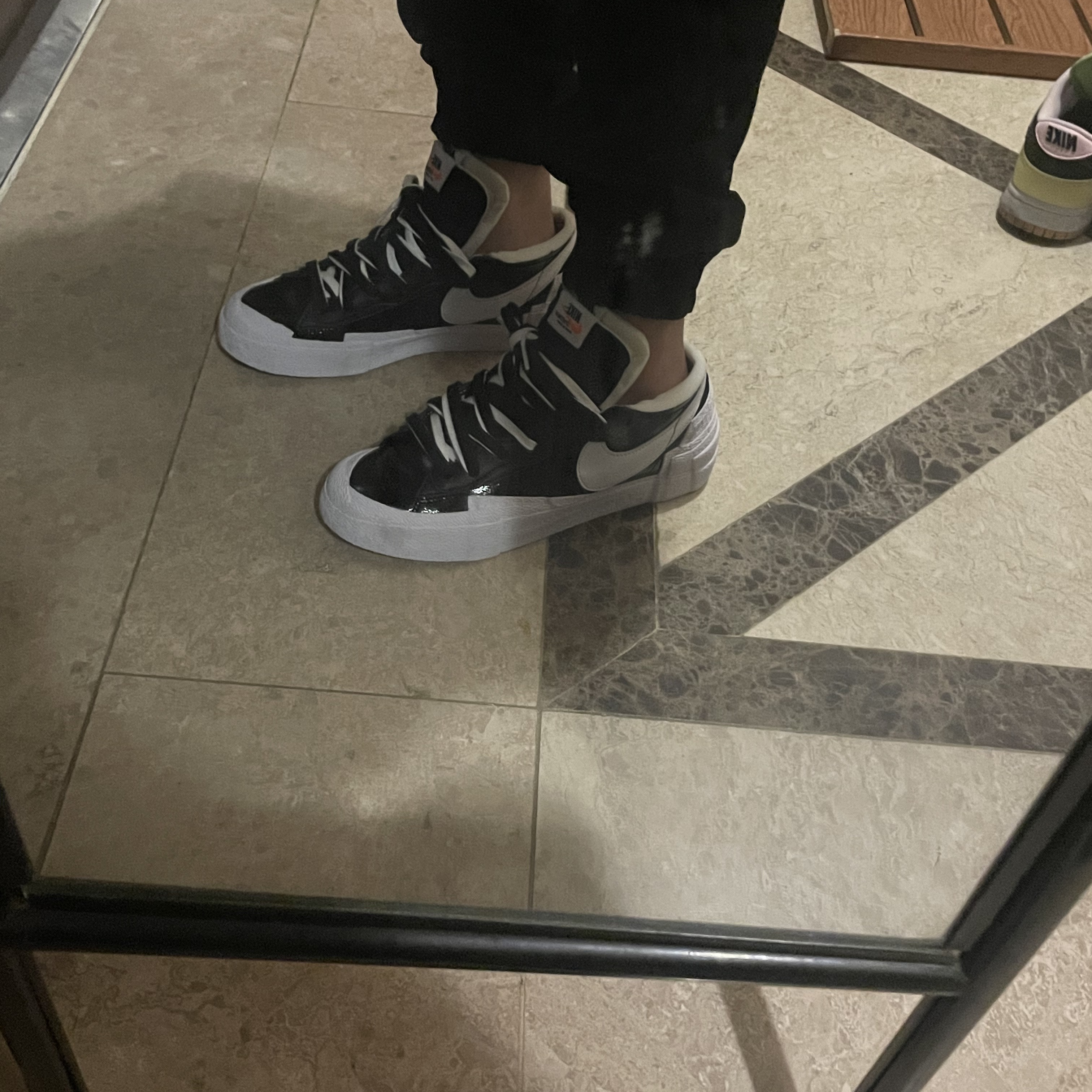 Nike x Sacai Blazer Low Black Patent Leather 착용 스타일 - 4