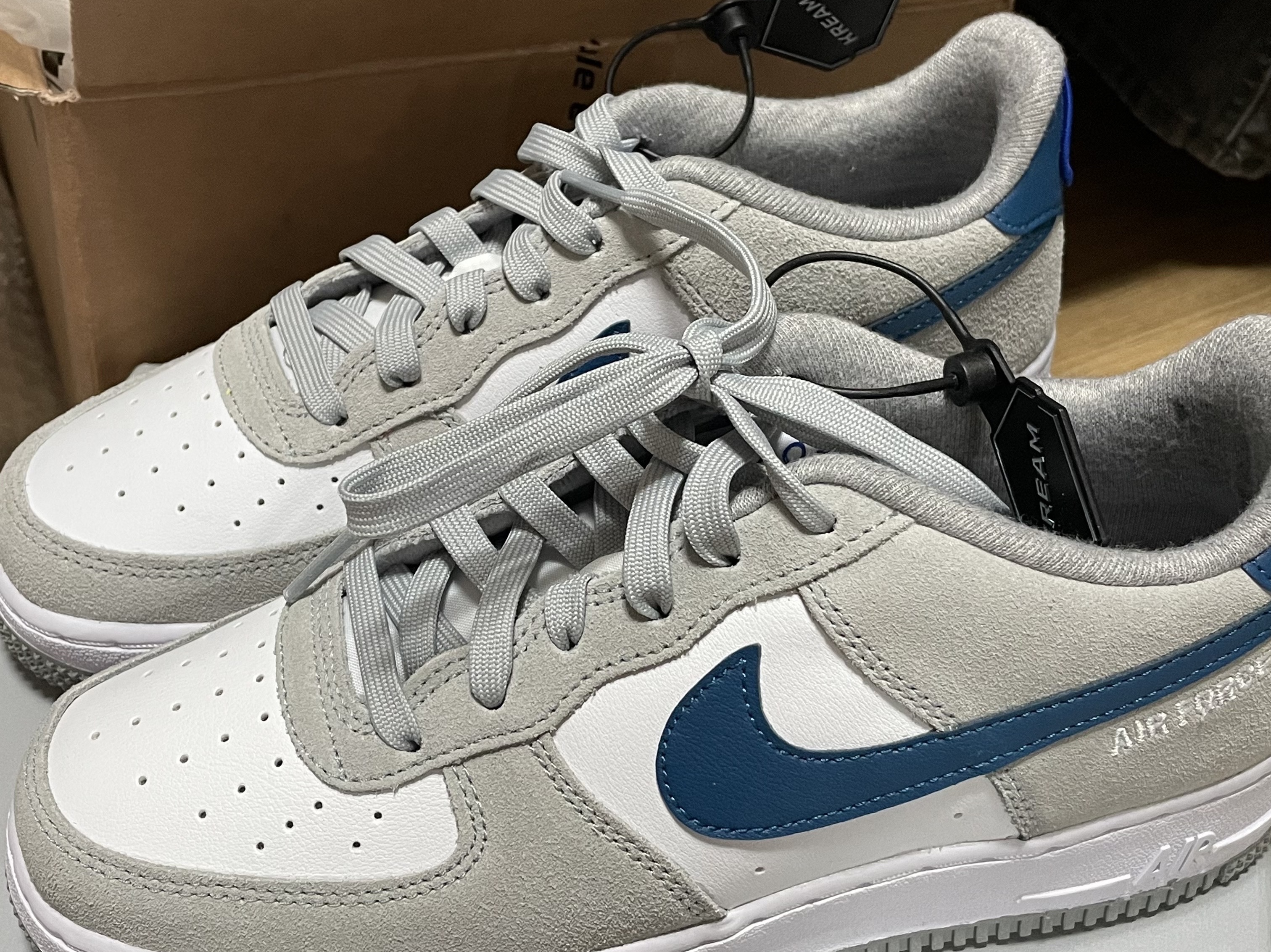 (GS) Nike Air Force 1 LV8 Athletic Club Light Smoke Grey Marina 착용 스타일