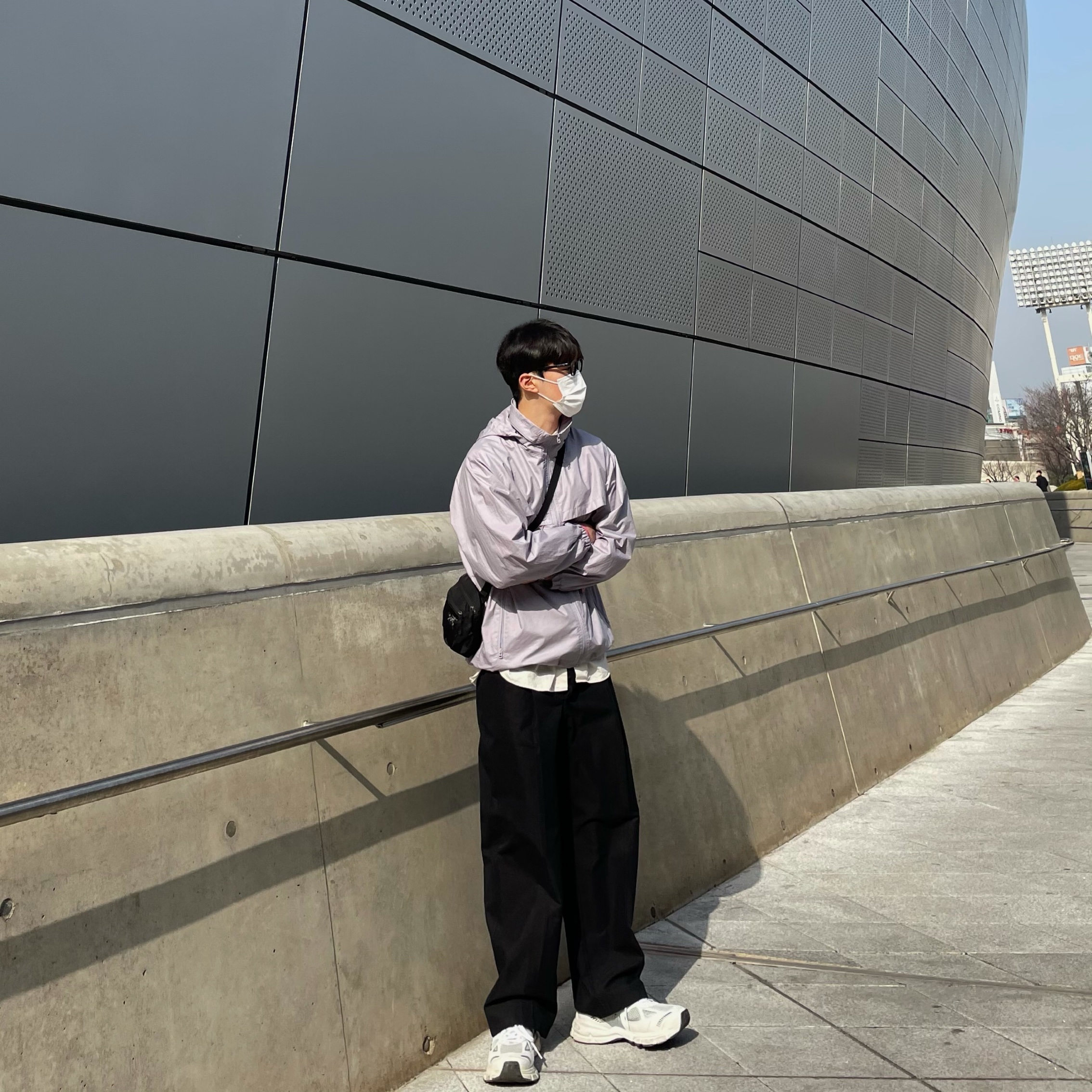 Axel Arigato Marathon Runner White Silver, Arc'teryx Mantis 2 Waistpack Black 착용 스타일 - 3