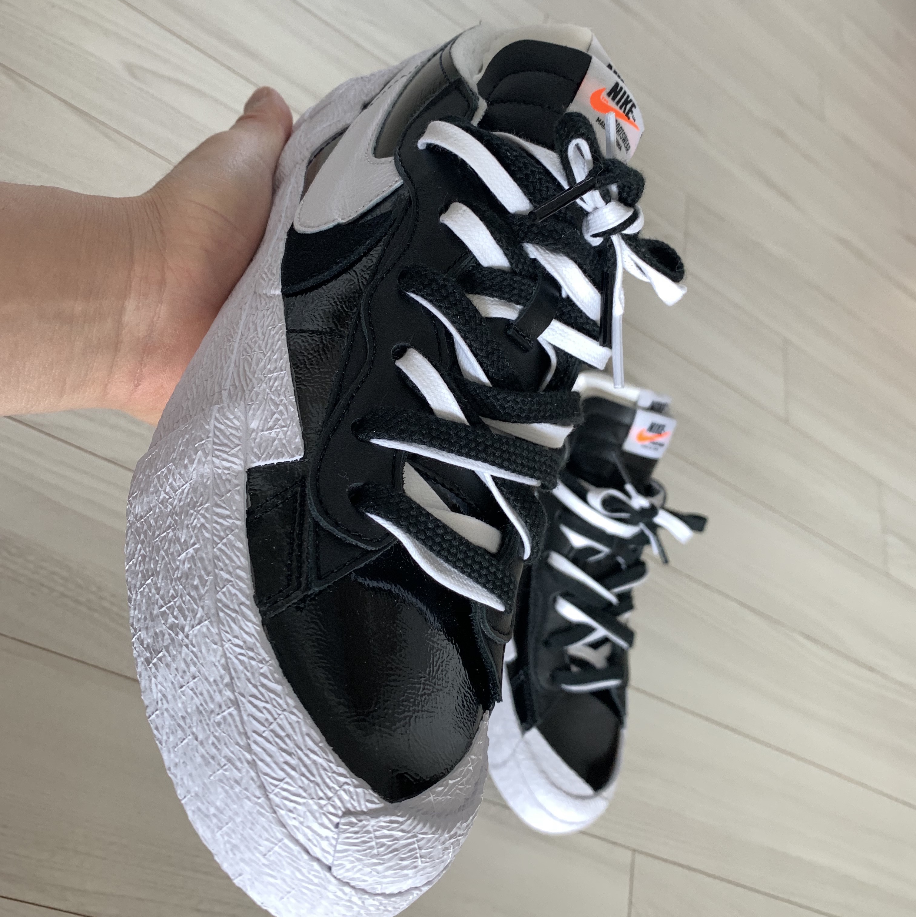 Nike x Sacai Blazer Low Black Patent Leather 착용 스타일 - 4