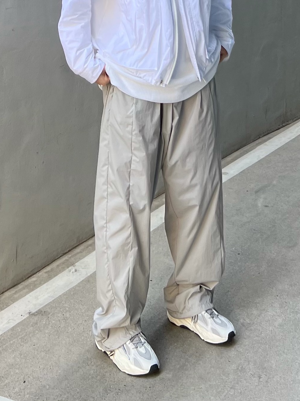 Adidas Yeezy Boost 700 V2 Static 2022 착용 스타일 - 1