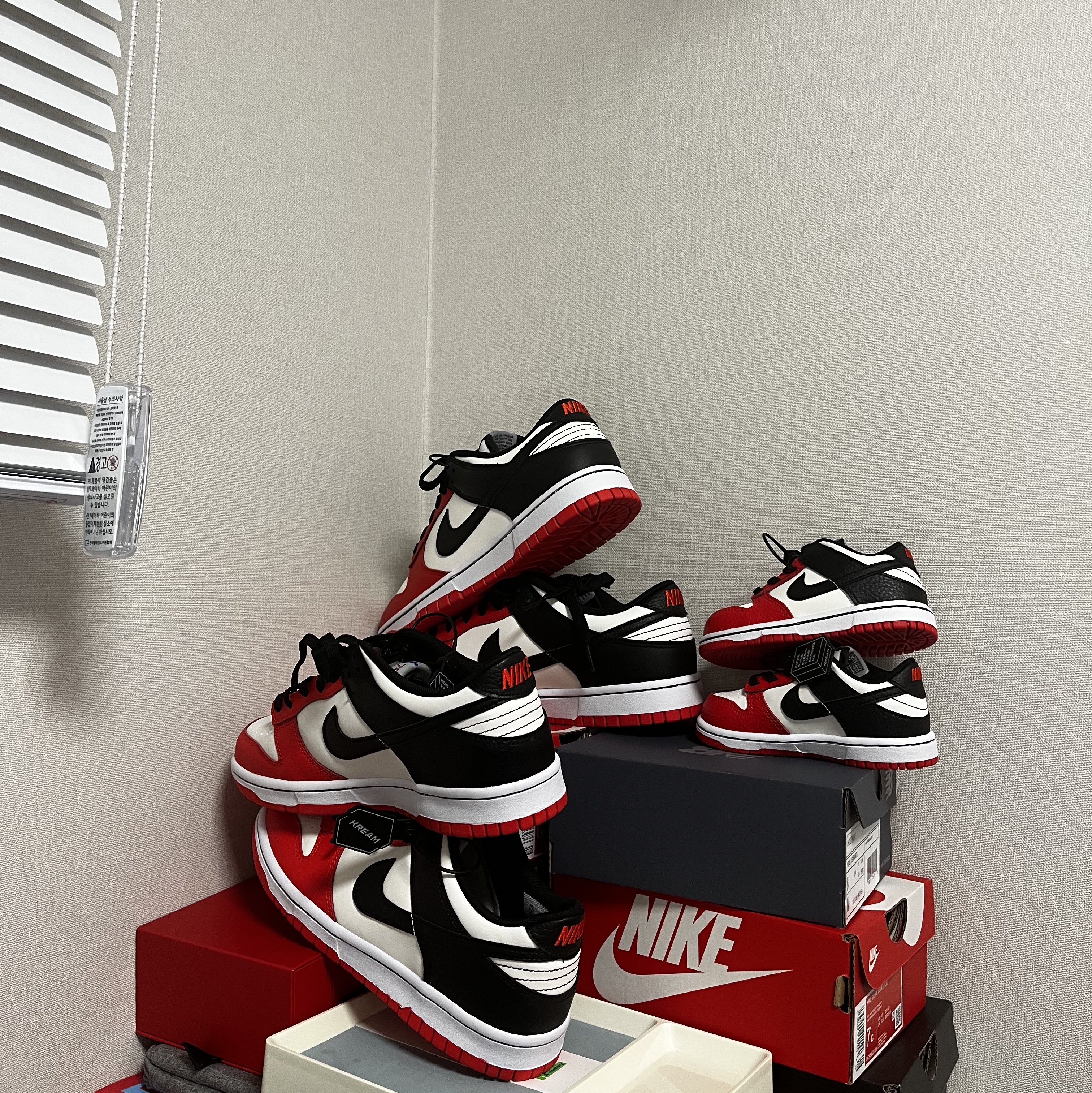 Nike x NBA Dunk Low Retro EMB Black and Chile Red, (GS) Nike x NBA Dunk Low Black and Chile Red 착용 스타일 - 1