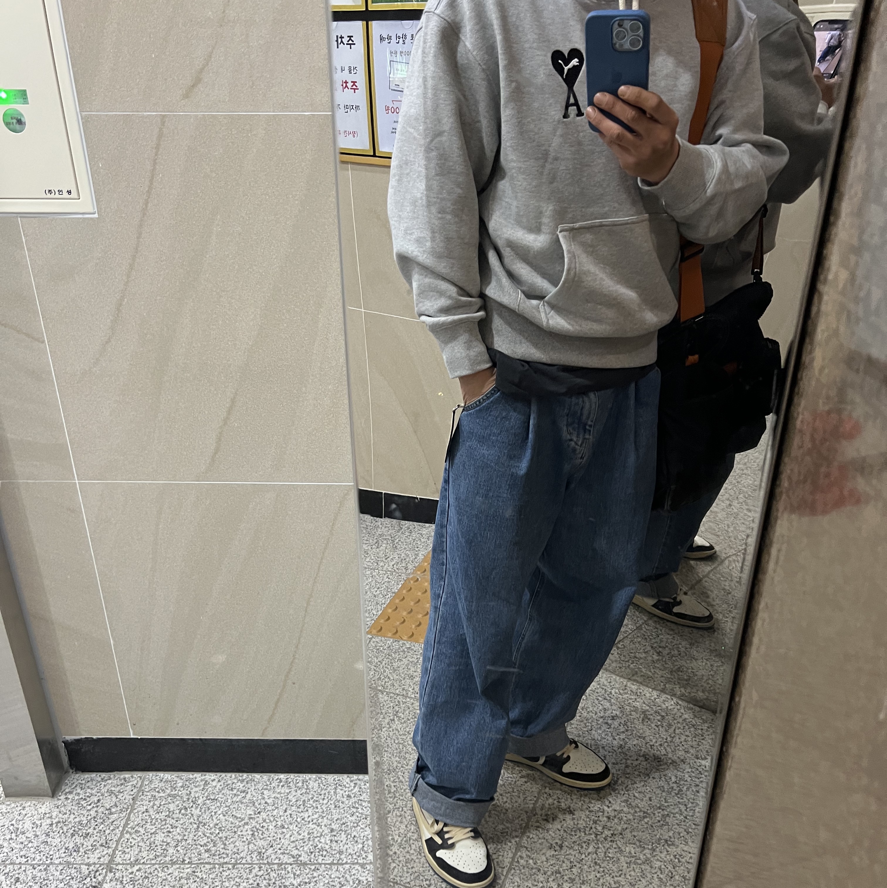 Puma x AMI Hoodie Light Gray Heather, Jordan 1 x Travis Scott x Fragment Retro Low OG SP Military Blue 착용 스타일