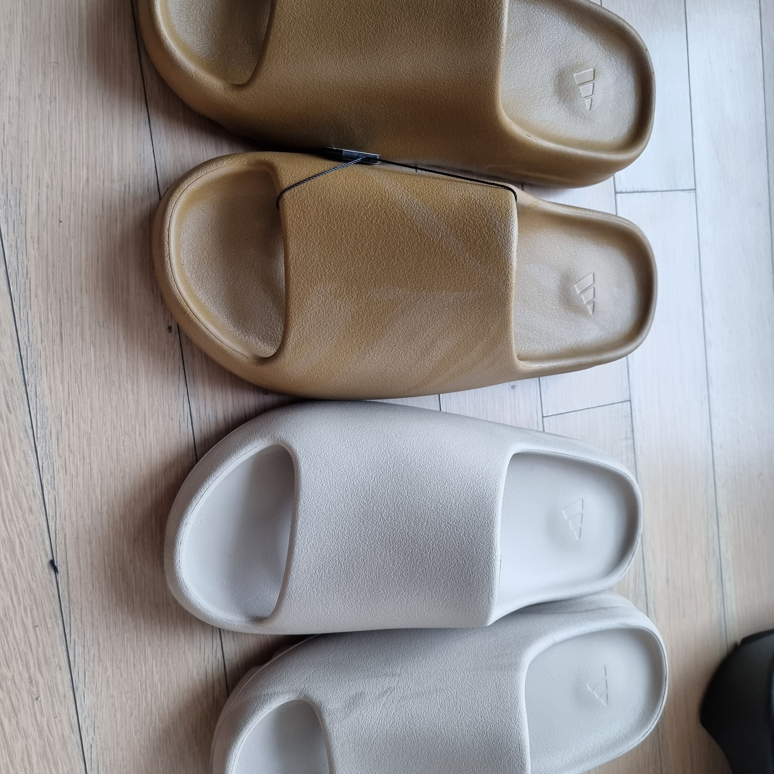Adidas Yeezy Slide Ochre, Adidas Yeezy Slide Pure 착용 스타일 - 3