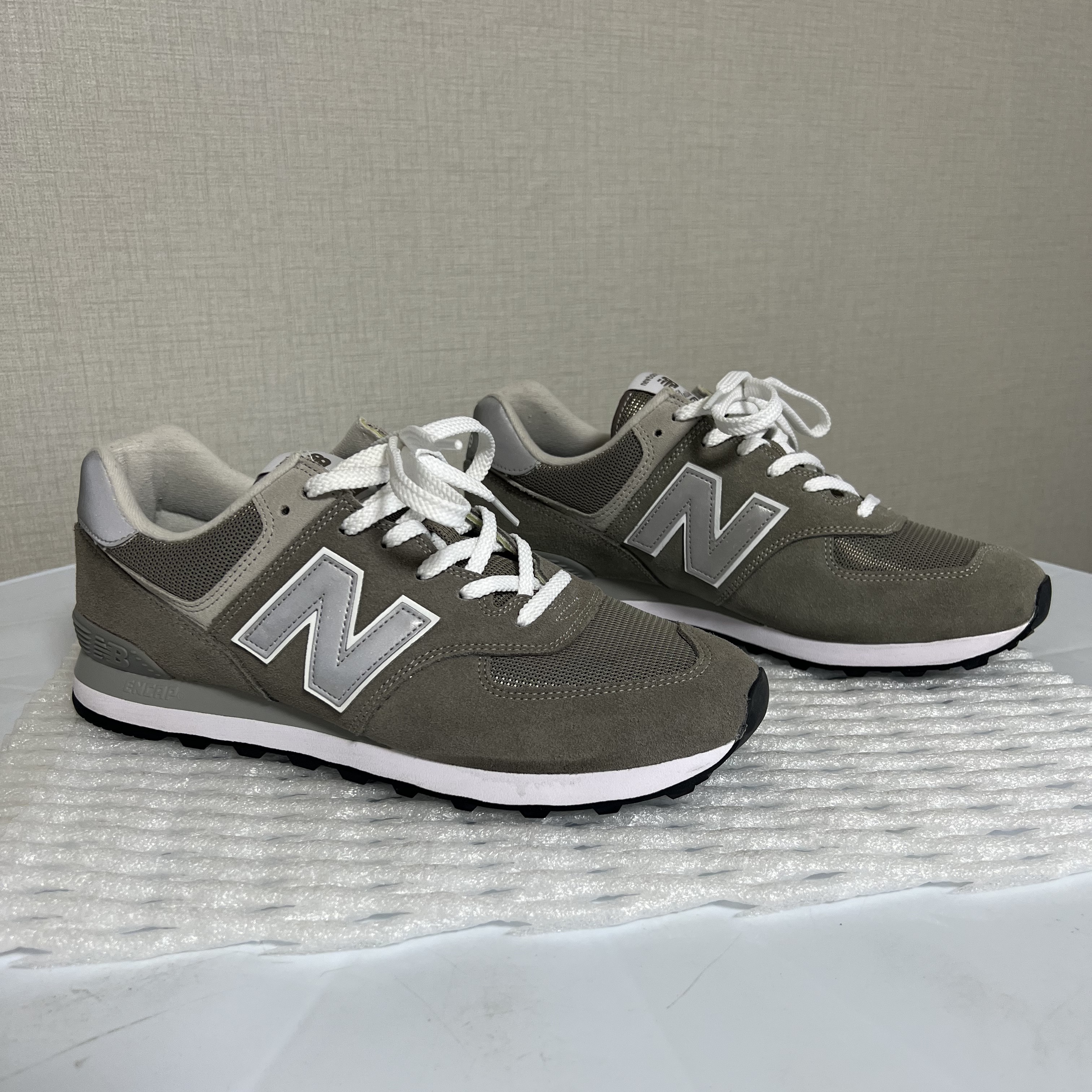 New Balance 574 Grey - D Standard 착용 스타일 - 2