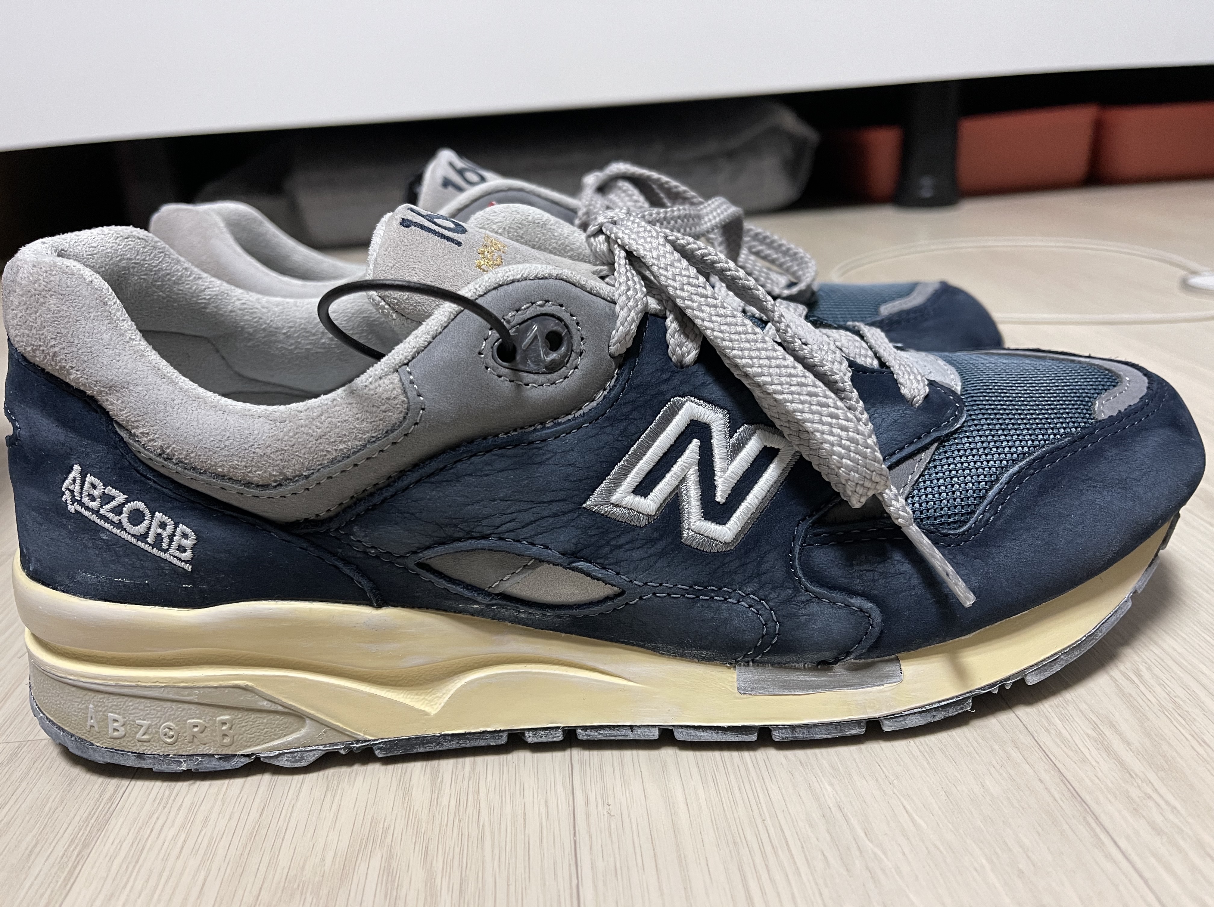 New Balance 1600 Premium Vintage Navy 착용 스타일 - 1