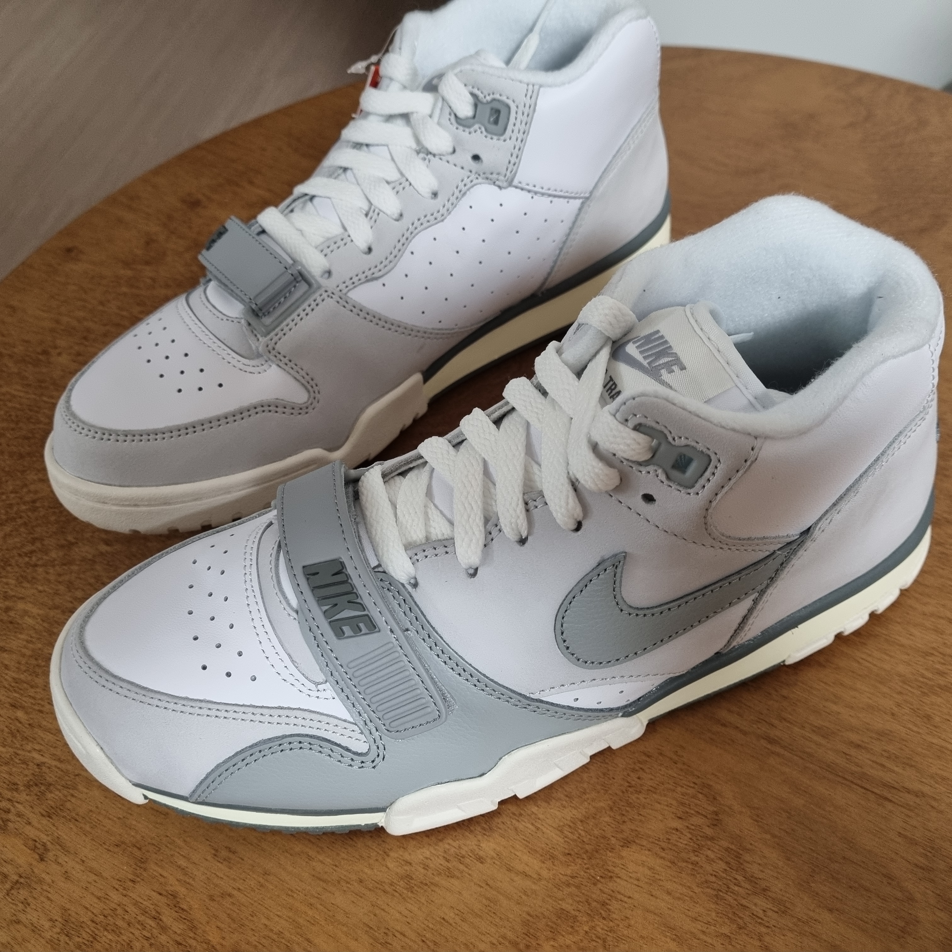 Nike Air Trainer 1 Photon Dust and Light Smoke 착용 스타일 - 2