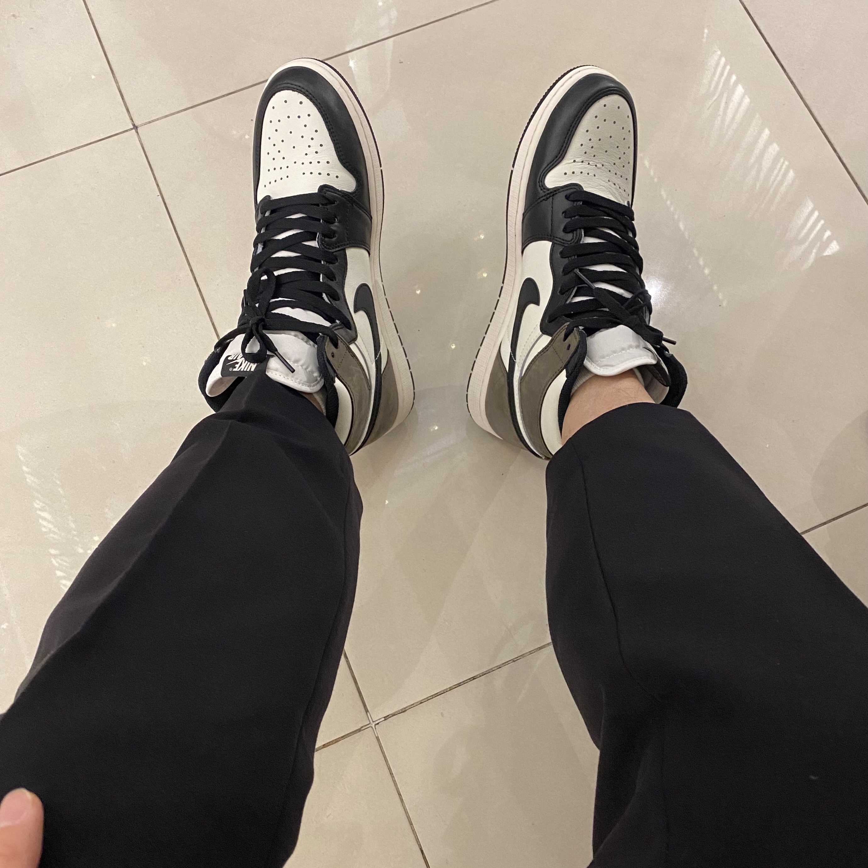 Jordan 1 Retro High OG Black Mocha 착용 스타일 - 2
