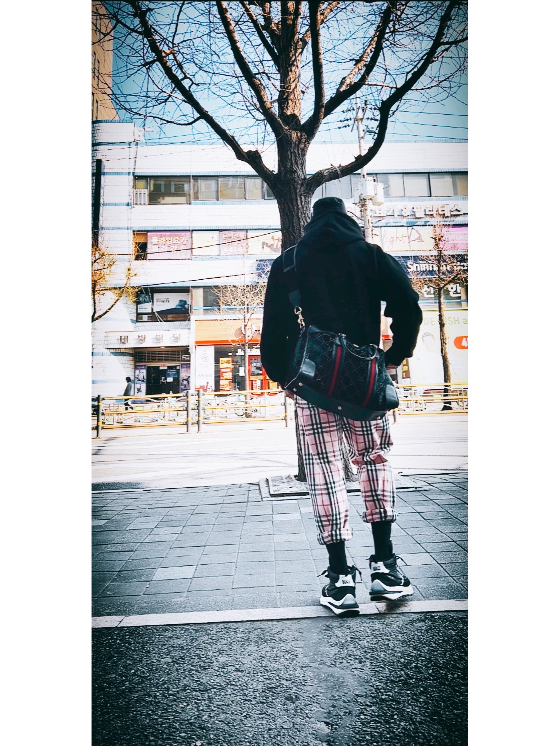 Nike x Stussy Bucket Hat Black, Supreme x Burberry Box Logo Hooded Sweatshirt Black - 22SS 착용 스타일 - 2