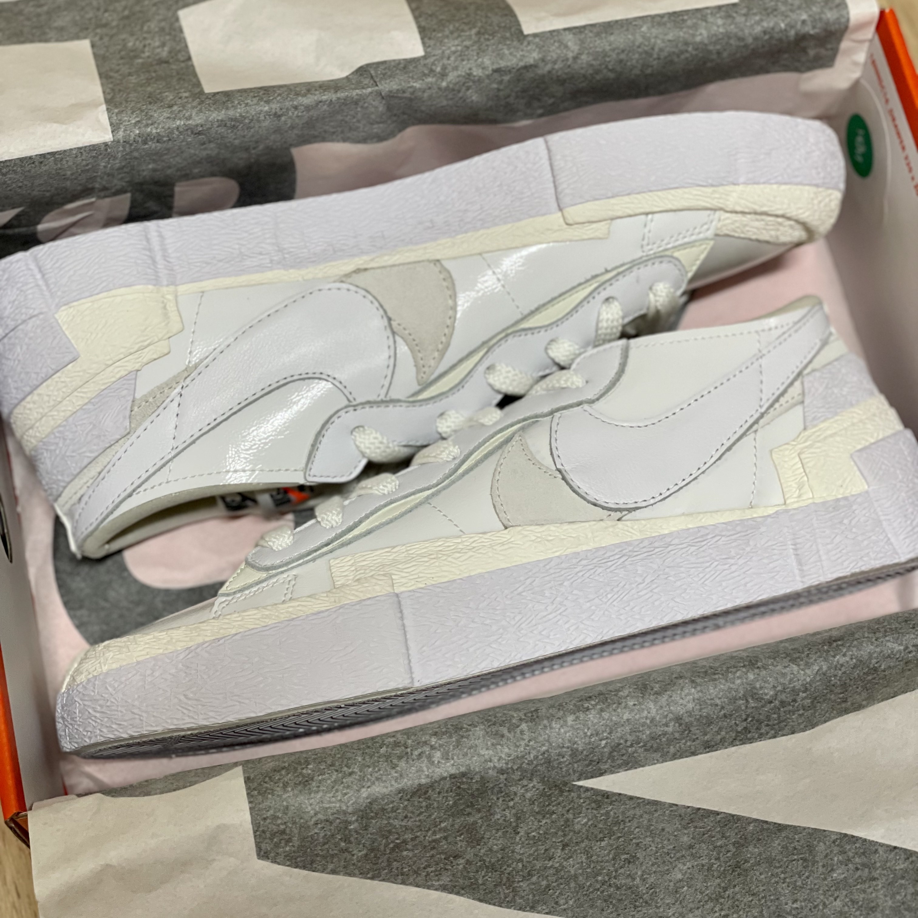 Nike x Sacai Blazer Low White Patent Leather 착용 스타일 - 1