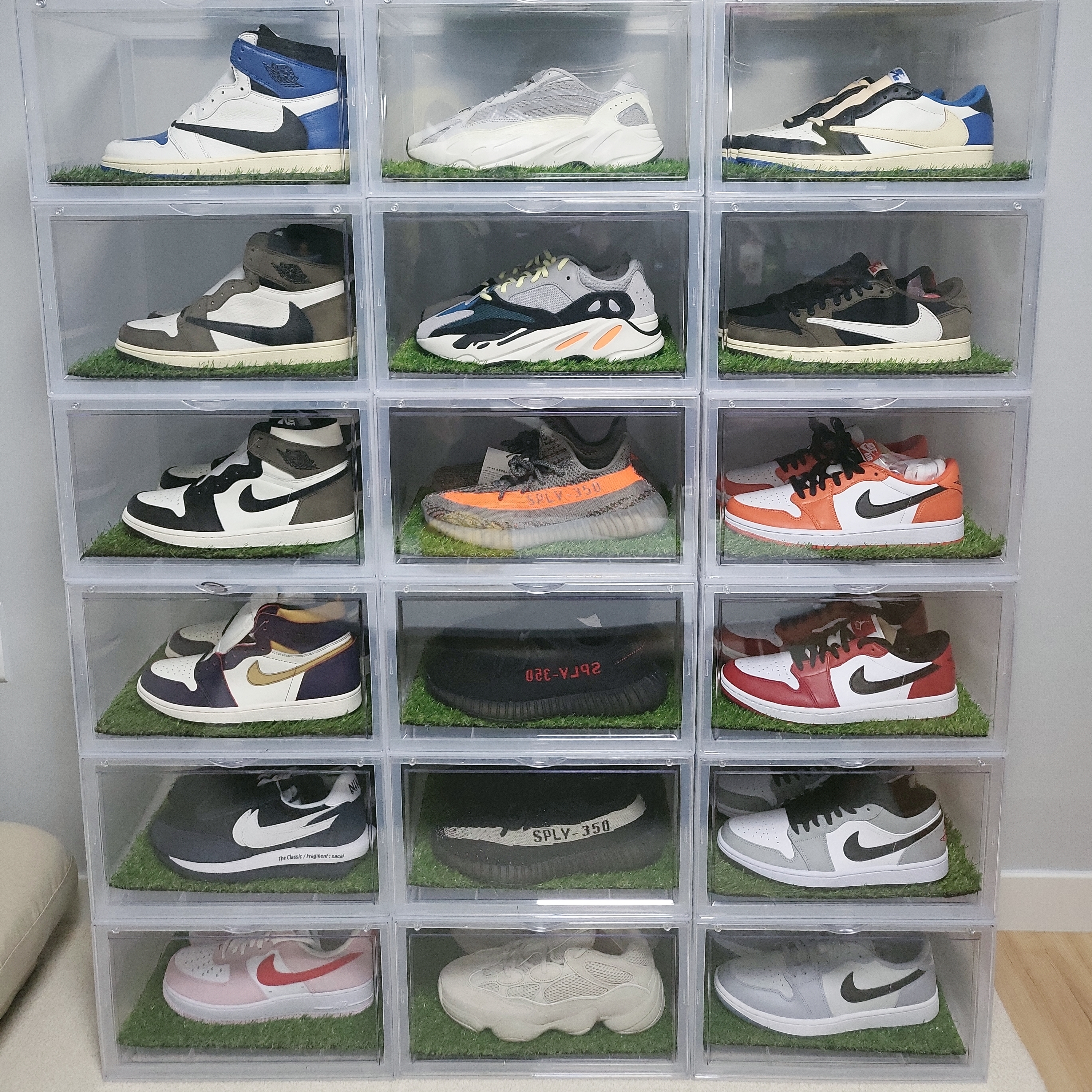 Jordan 1 Retro High OG Black Mocha, Jordan 1 x Travis Scott x Fragment Retro Low OG SP Military Blue 착용 스타일