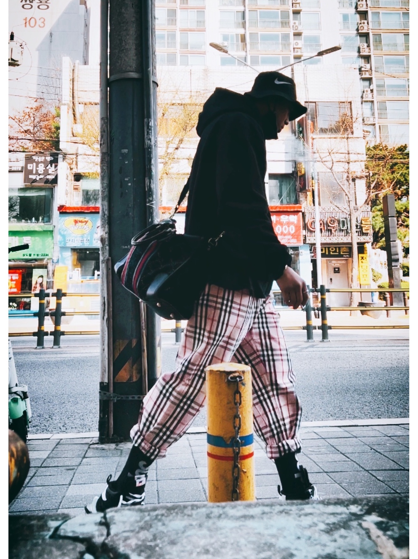 Nike x Stussy Bucket Hat Black, Supreme x Burberry Box Logo Hooded Sweatshirt Black - 22SS 착용 스타일 - 1