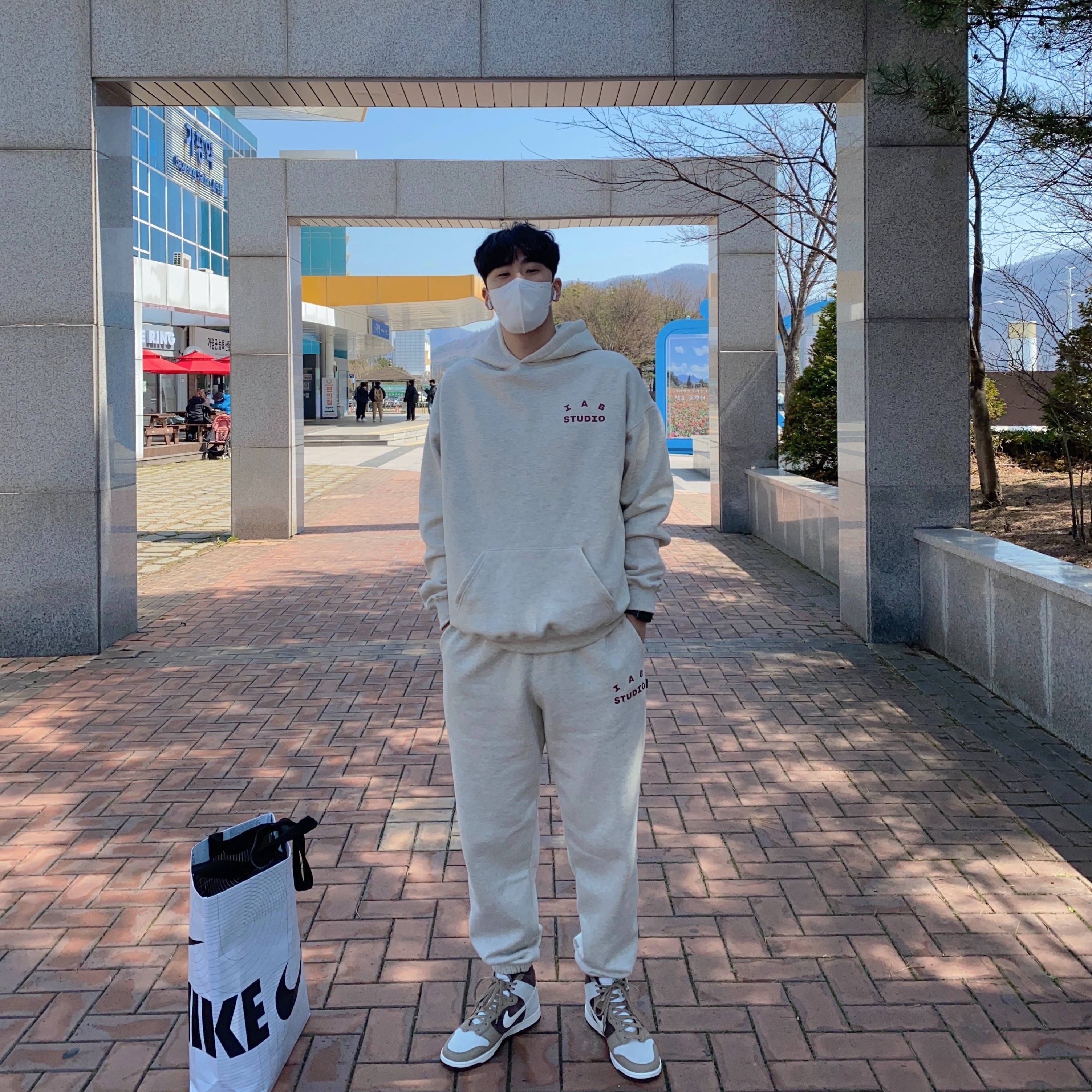 IAB Studio Hoodie Oatmeal Burgundy, IAB Studio Sweatpants Oatmeal Burgundy - 22SS 착용 스타일