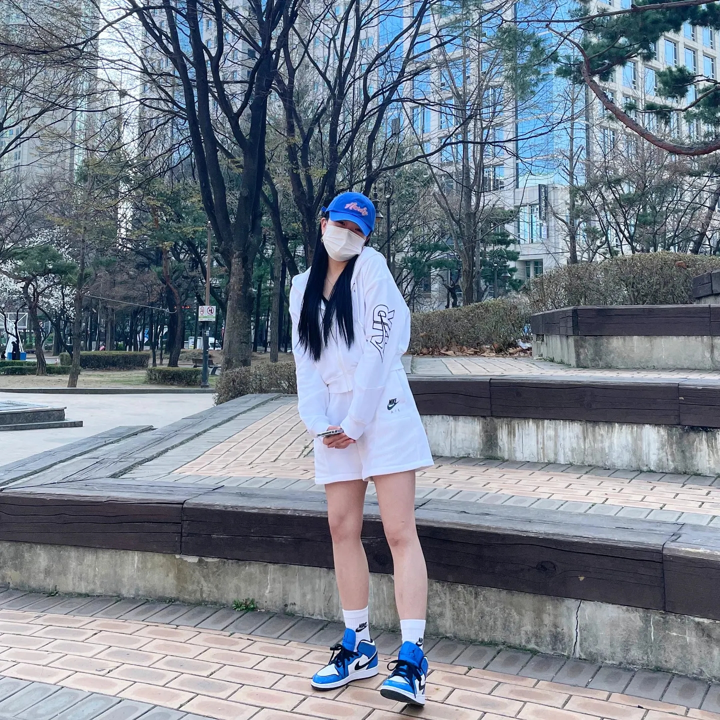 Jordan 1 Mid SE Signal Blue, (GS) Jordan 1 Mid SE Signal Blue 착용 스타일 - 1