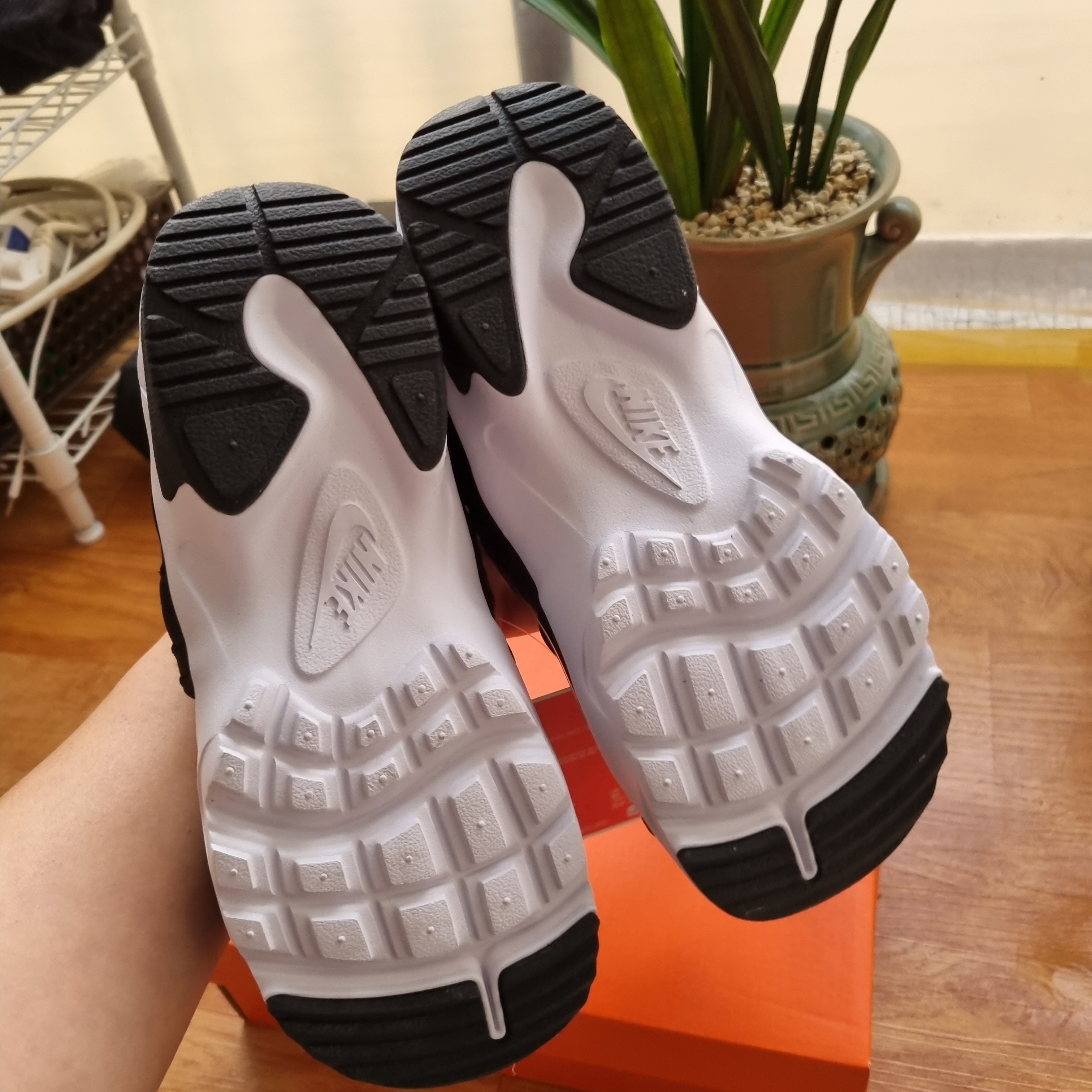 (W) Nike Canyon Sandal Black 착용 스타일 - 3