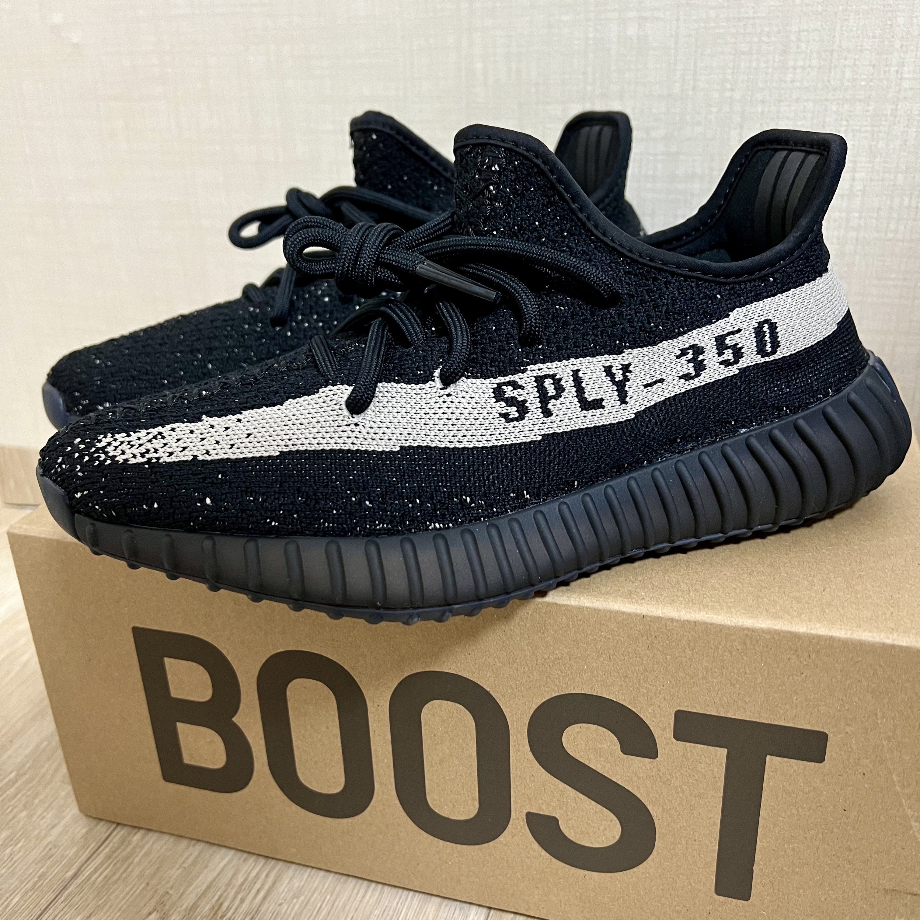 Adidas Yeezy Boost 350 V2 Core Black White 2022 착용 스타일