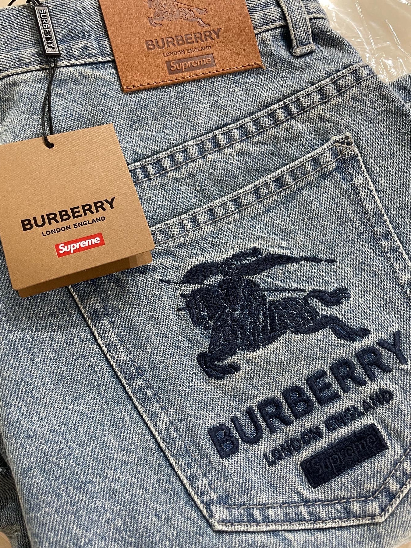 Supreme x Burberry Denim Shorts Washed Blue - 22SS 착용 스타일
