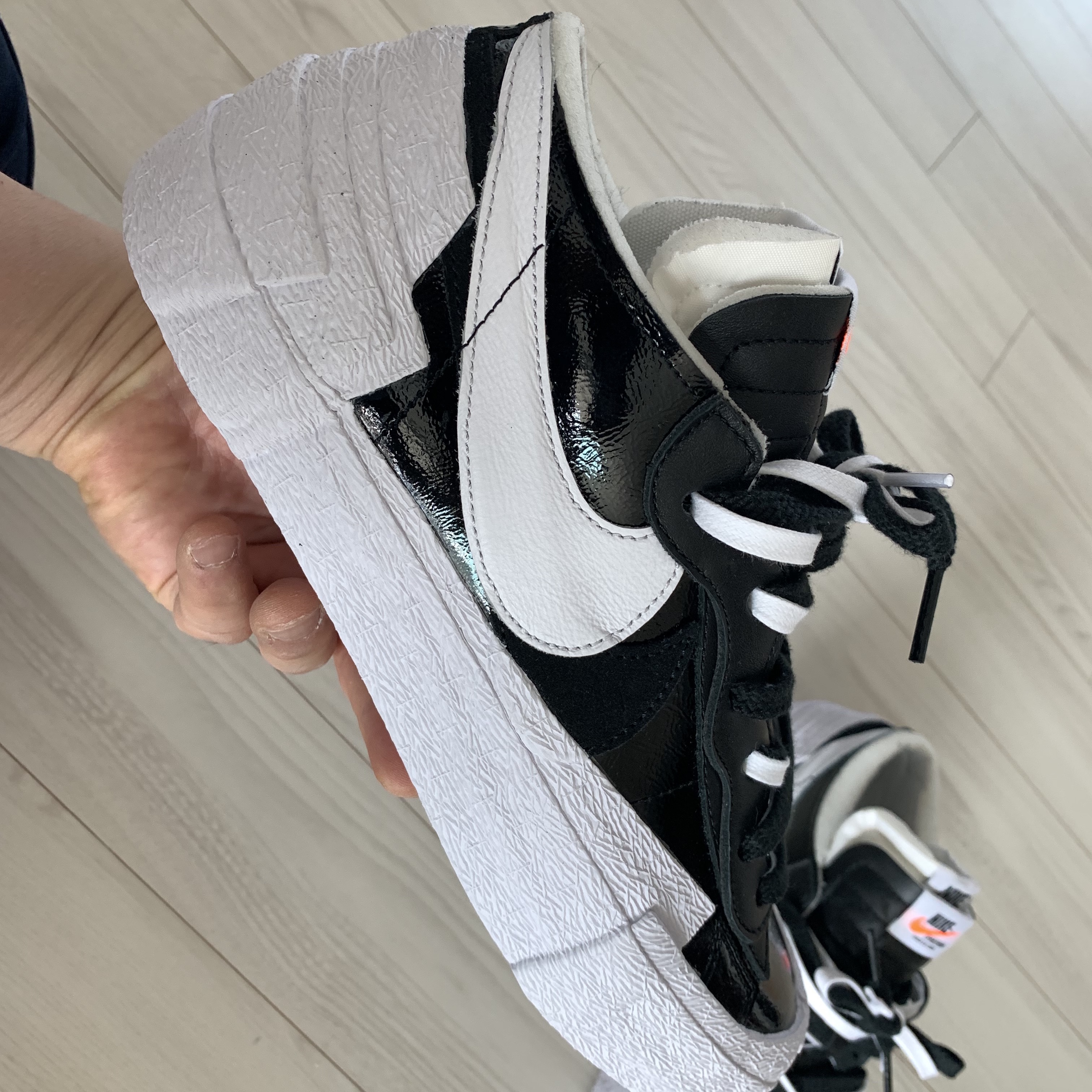 Nike x Sacai Blazer Low Black Patent Leather 착용 스타일 - 1