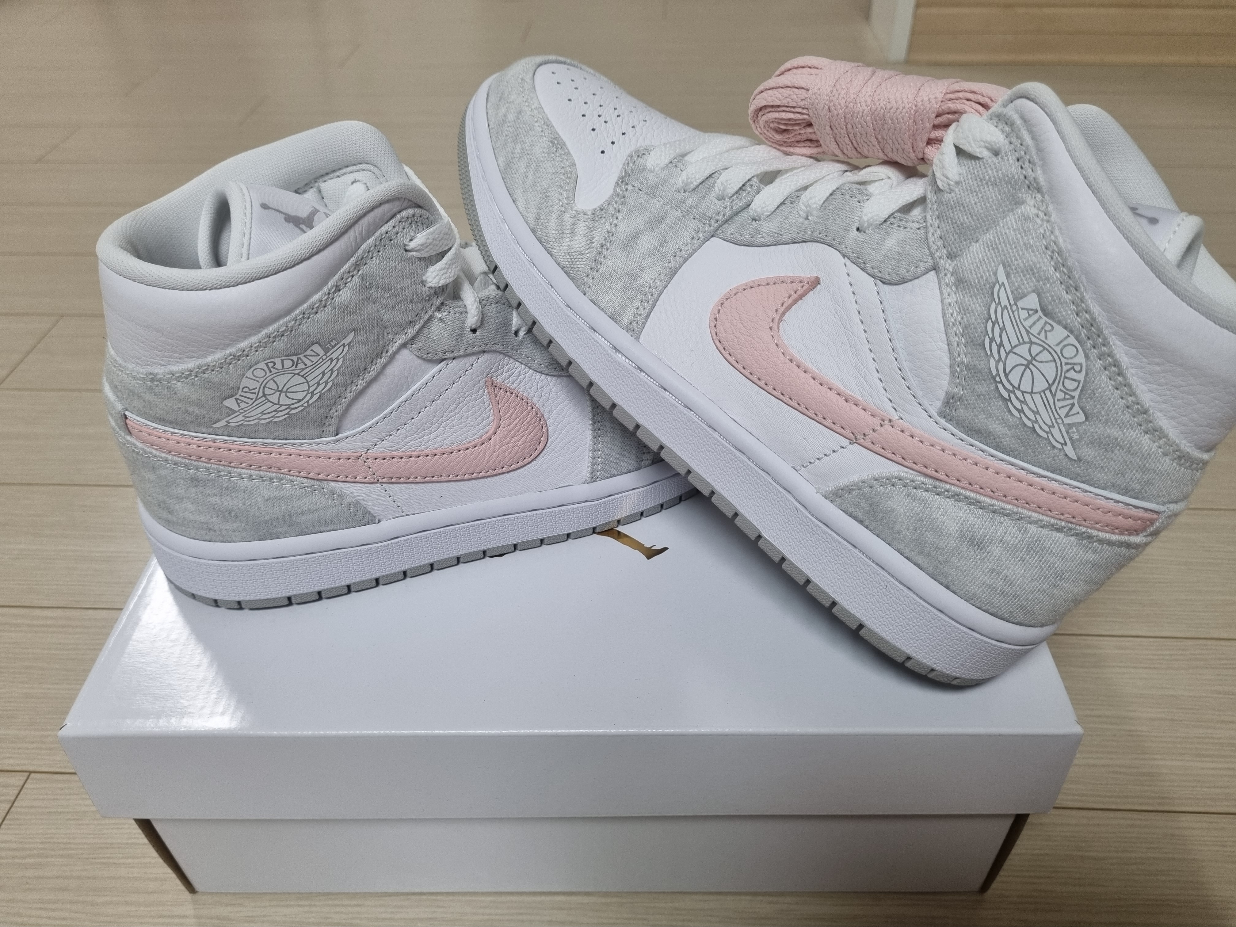 (W) Jordan 1 Mid SE Light Iron Ore, (W) Jordan 1 Low SE Light Iron Ore Atmosphere 착용 스타일 - 3