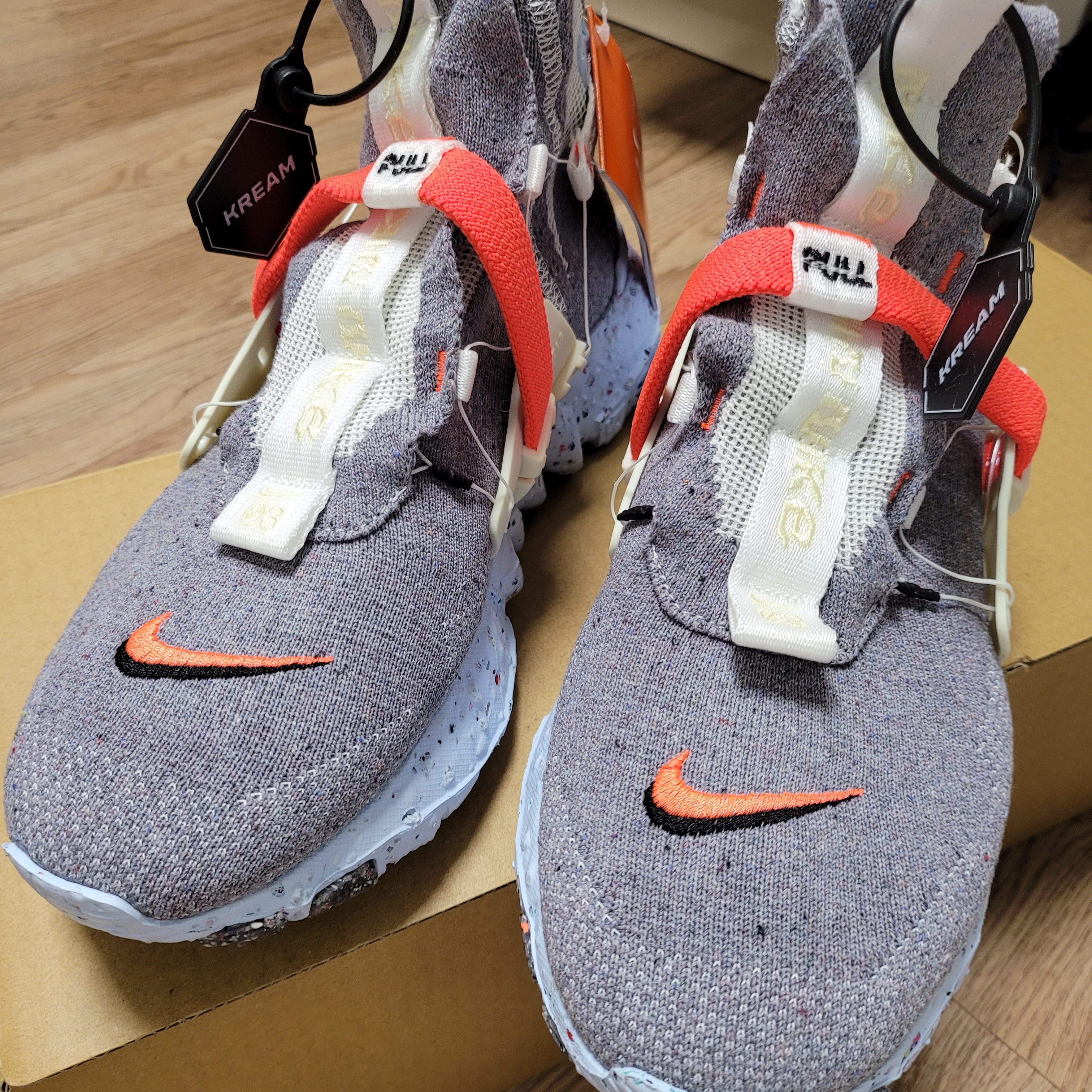 Nike Space Hippie 03 Vast Grey Hyper Crimson 착용 스타일 - 3