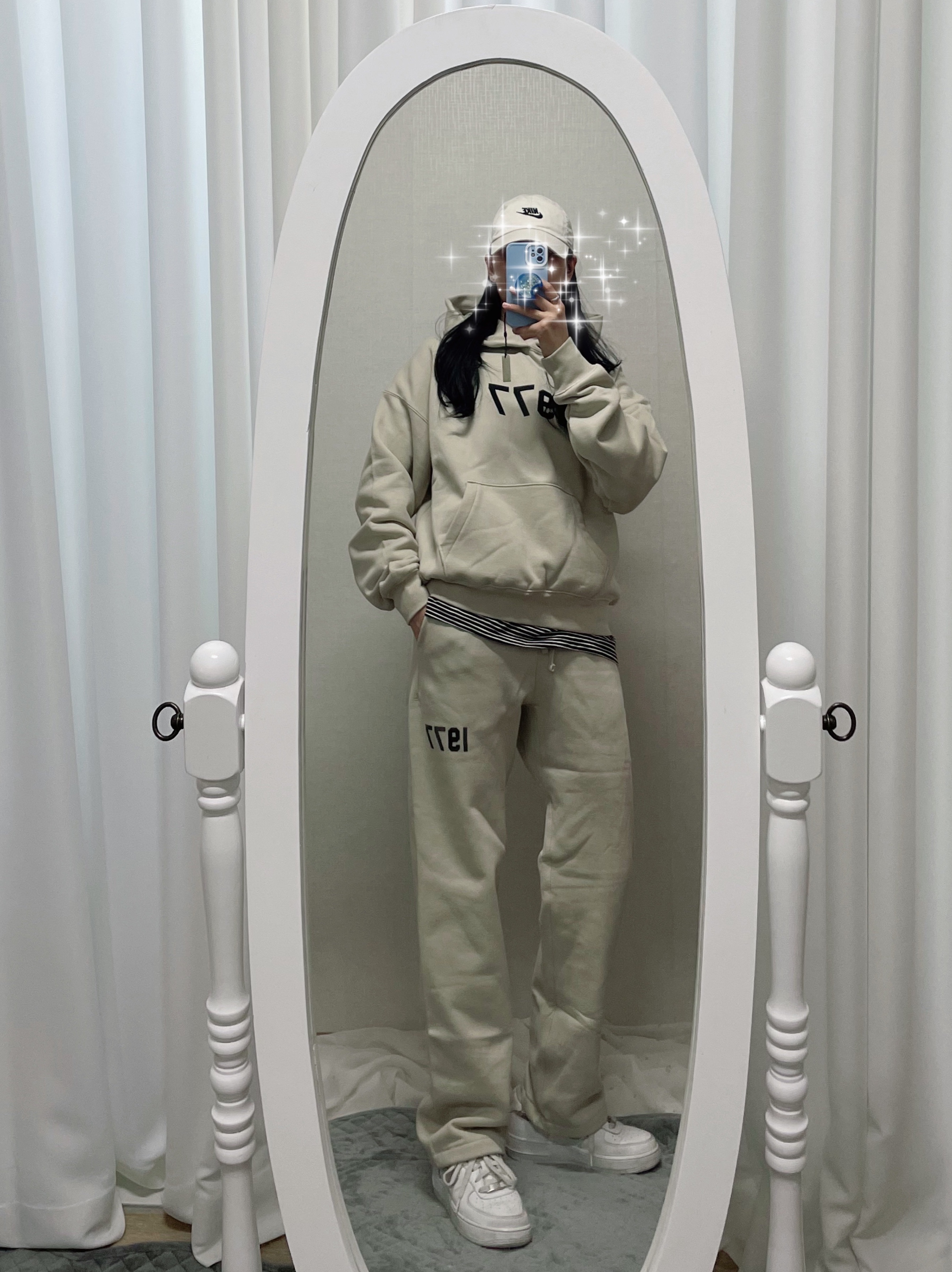 (Kids) Essentials 1977 Hoodie Wheat - 22SS, (Kids) Essentials 1977 Relaxed Sweatpants Wheat - 22SS 착용 스타일 - 1