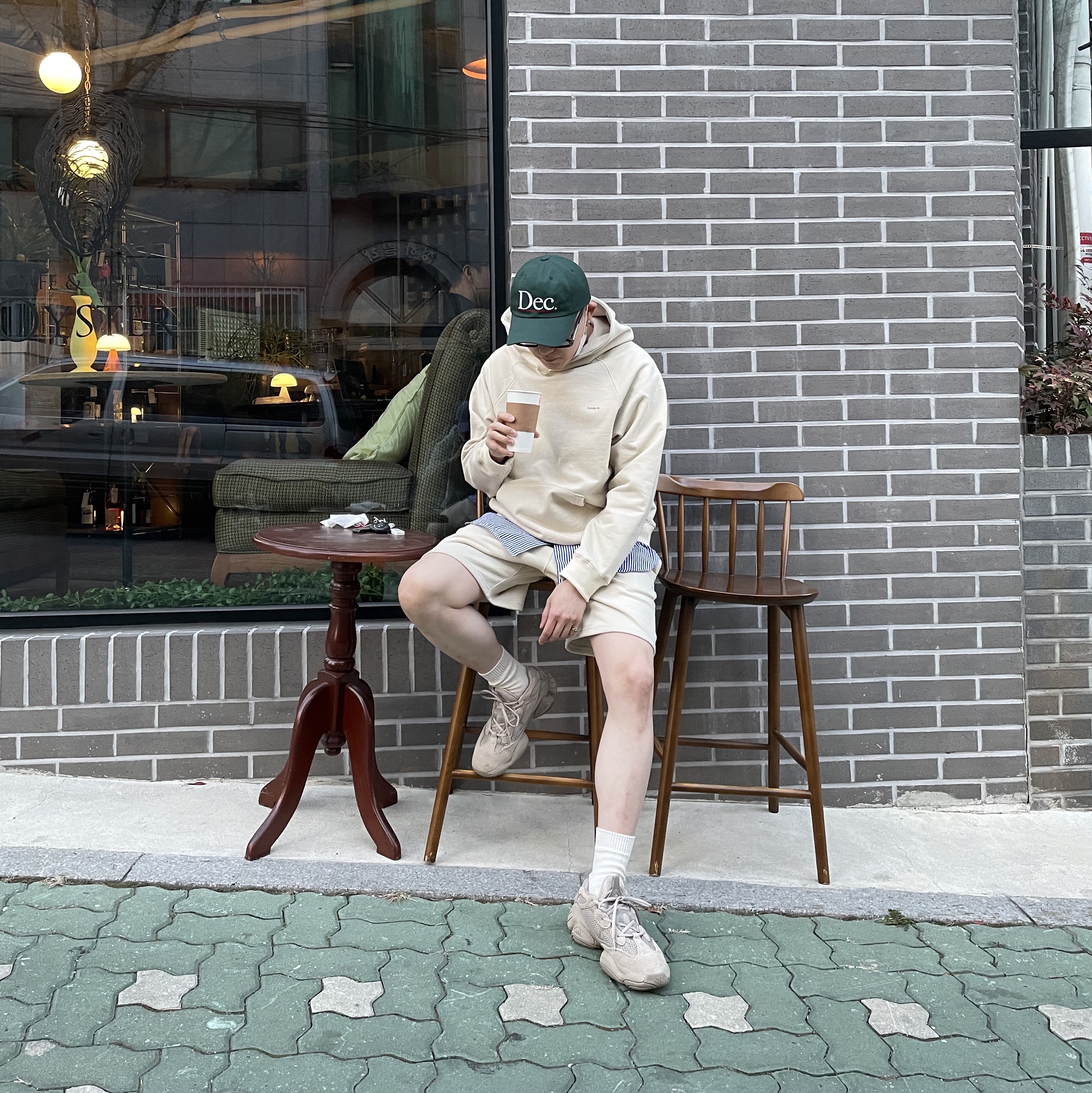 Adidas Yeezy 500 Taupe Light 착용 스타일 - 1