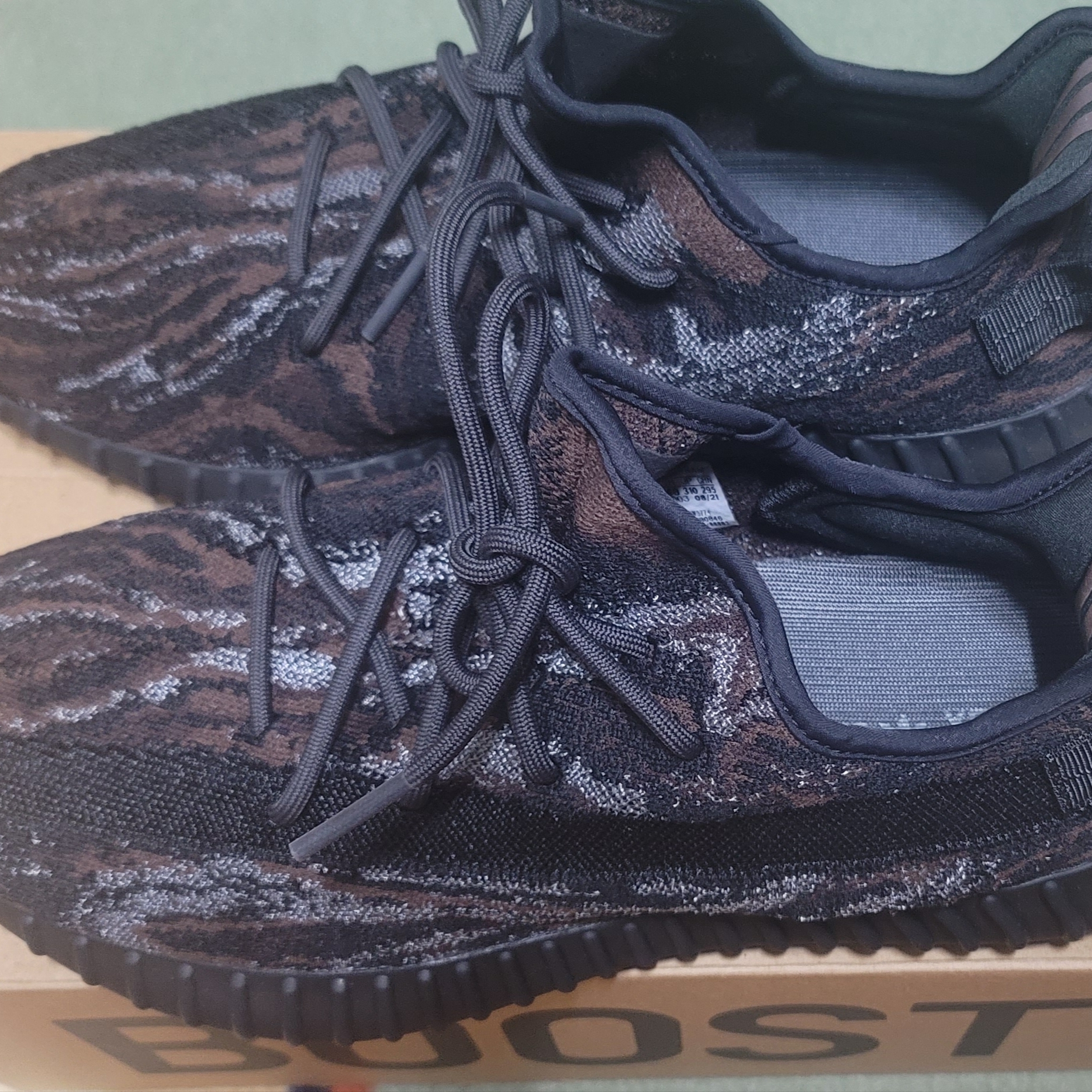 Adidas Yeezy Boost 350 V2 MX Rock 착용 스타일