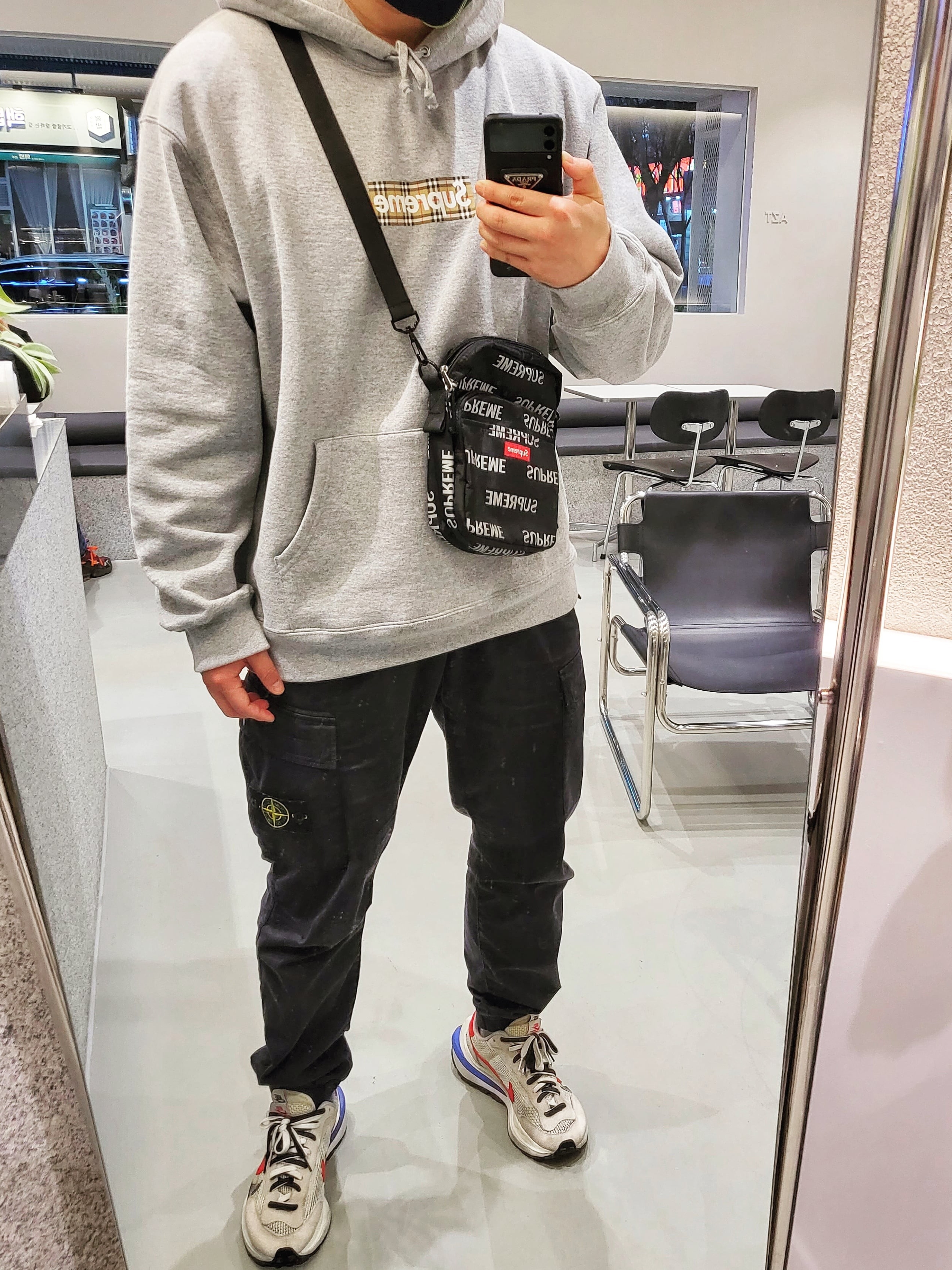 Supreme x Burberry Box Logo Hooded Sweatshirt Heather Grey - 22SS, Nike x Sacai VaporWaffle Royal Fuchsia 착용 스타일 - 1