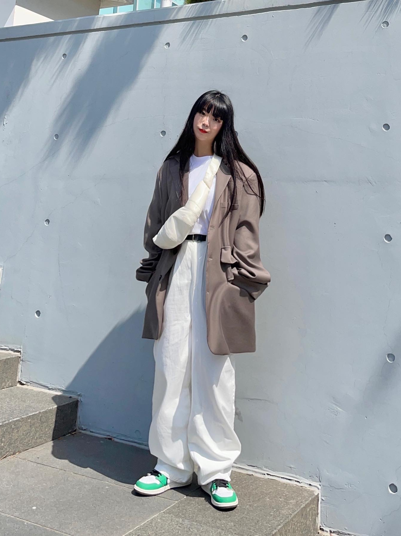 Lemaire Small Croissant Bag Coated Linen Canvas Almond Milk, (W) Jordan 1 Retro High OG Lucky Green 착용 스타일 - 4