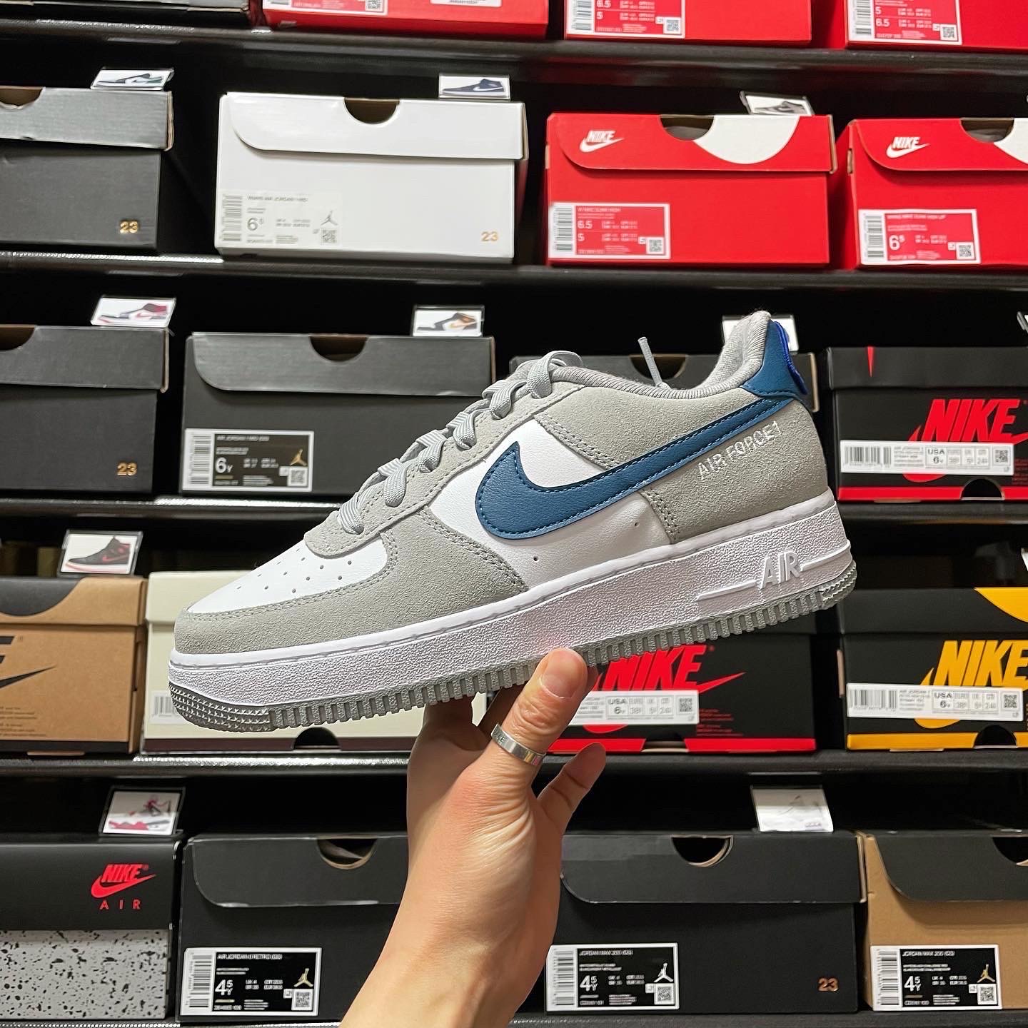 (GS) Nike Air Force 1 LV8 Athletic Club Black Dark Sulfur, (GS) Nike Air Force 1 LV8 Athletic Club Light Smoke Grey Marina 착용 스타일 - 2
