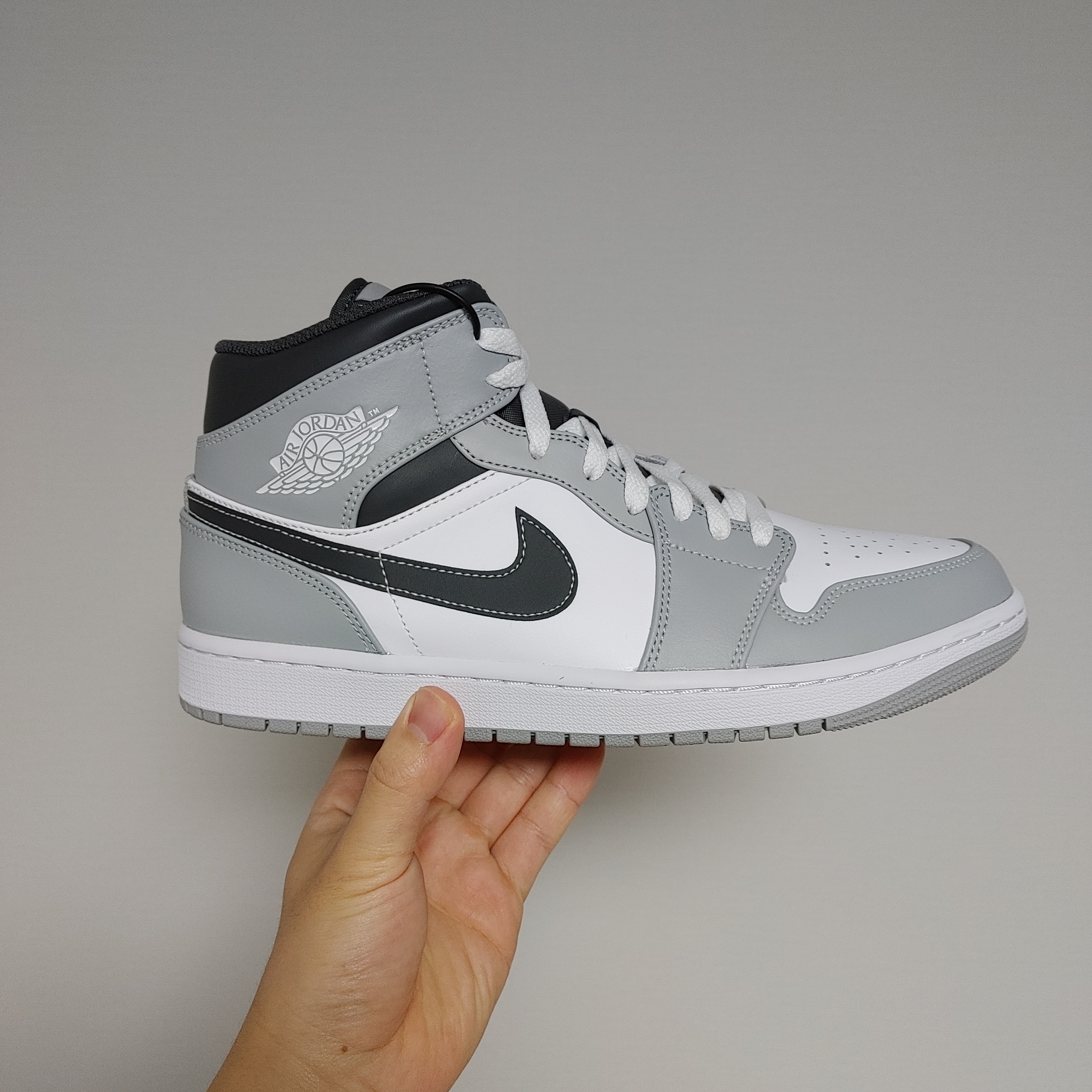 Jordan 1 Mid Light Smoke Grey Anthracite 착용 스타일 - 3