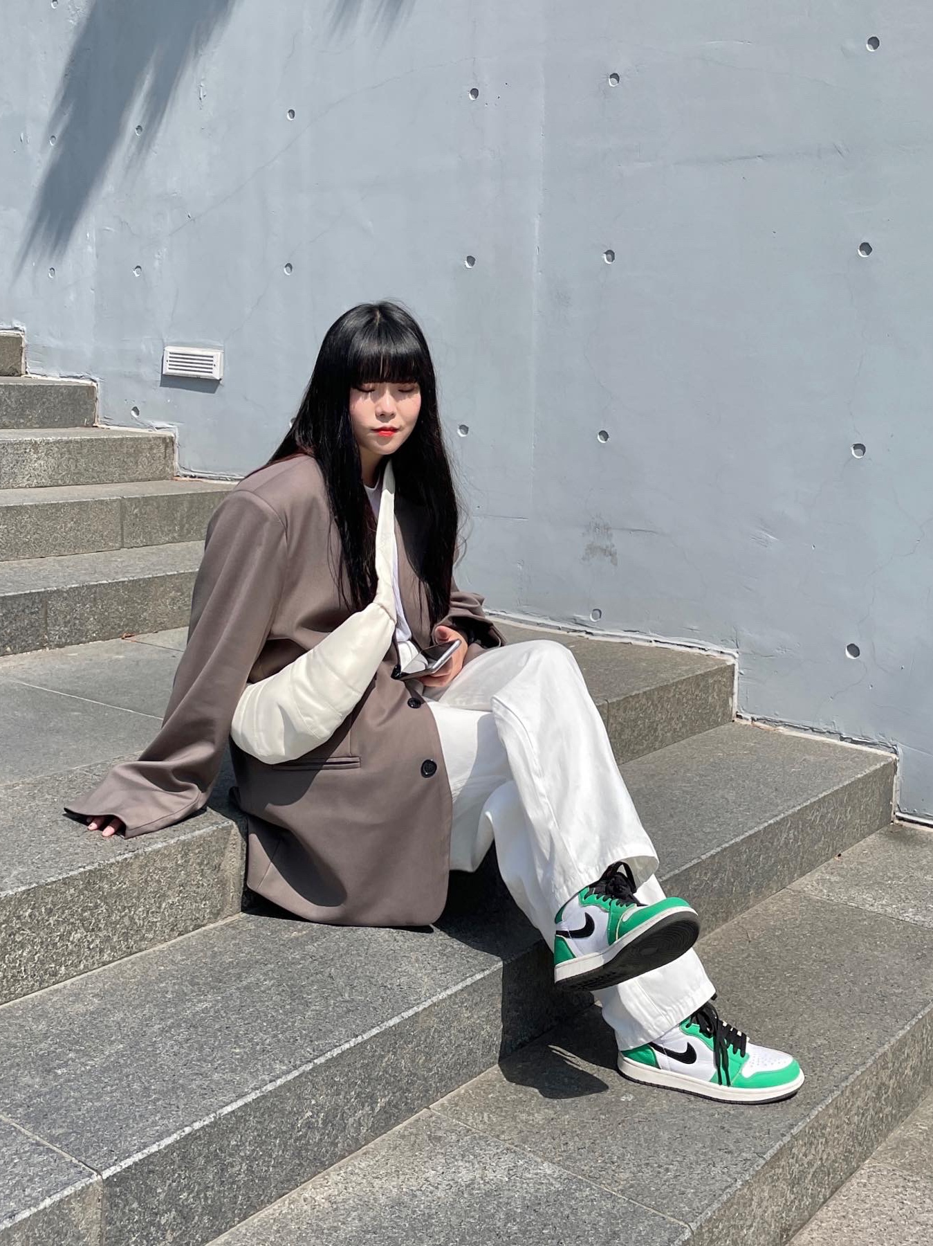 Lemaire Small Croissant Bag Coated Linen Canvas Almond Milk, (W) Jordan 1 Retro High OG Lucky Green 착용 스타일 - 2